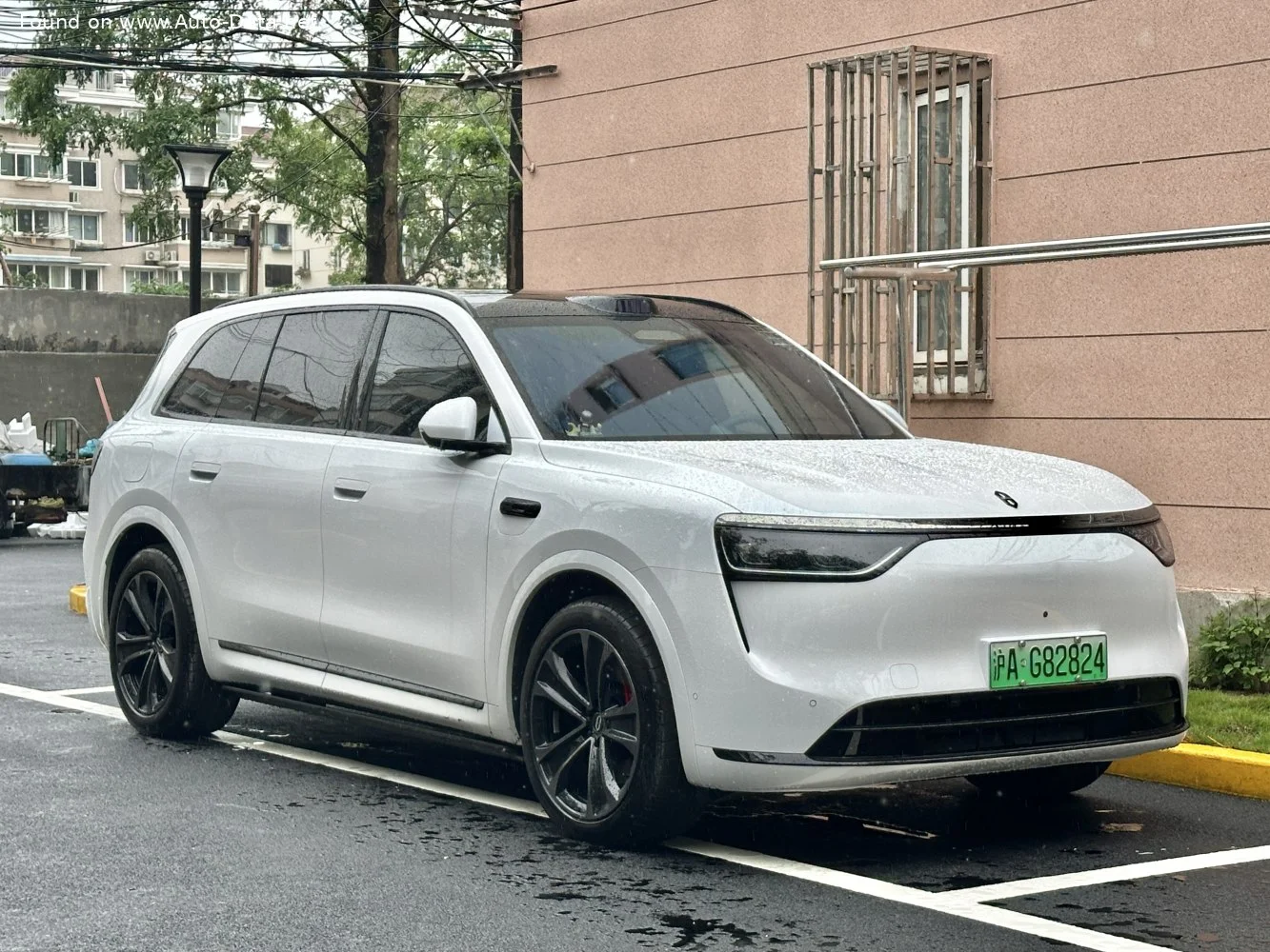 AITO M8 1.5T GDI 37 kWh (533 Hp) Extended Range AWD2025 - thumbnail 3