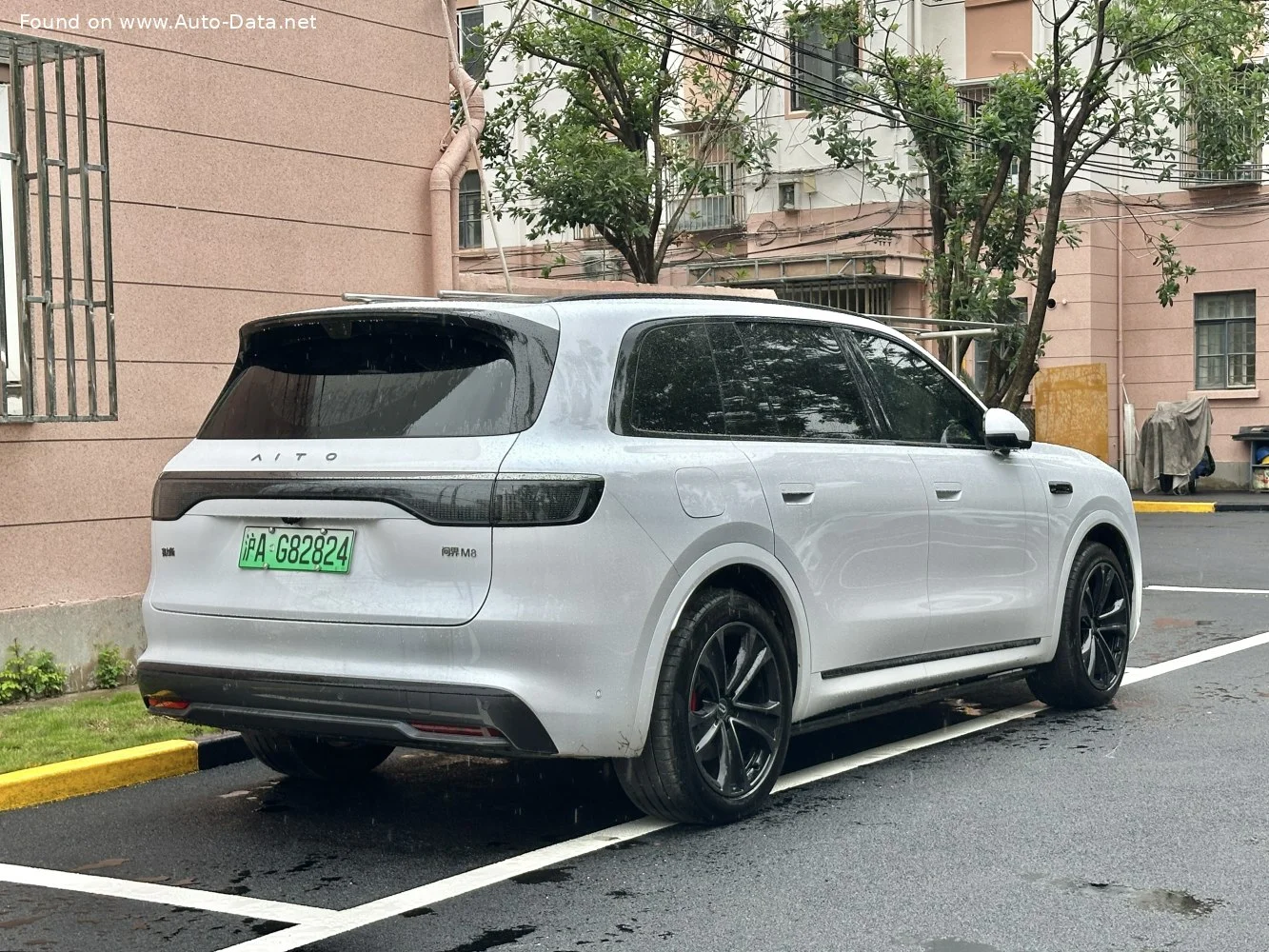 AITO M8 1.5T GDI 37 kWh (533 Hp) Extended Range AWD2025 - thumbnail 4