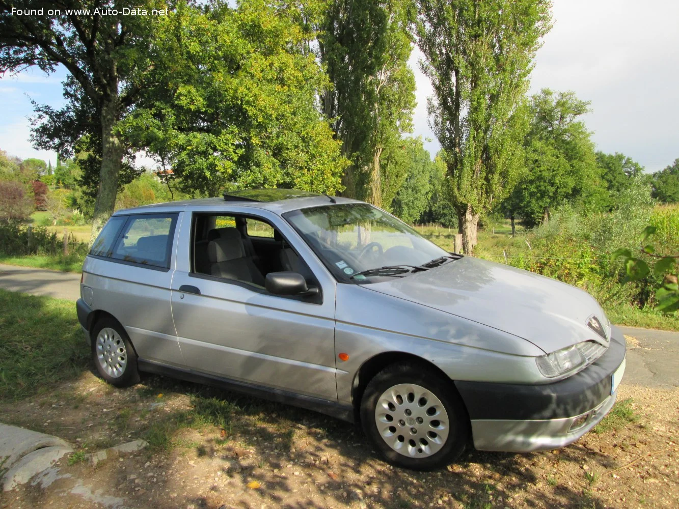 Alfa Romeo 145 1.4 Twin Spark (103 Hp)1997 - 1999 thumbnail 2