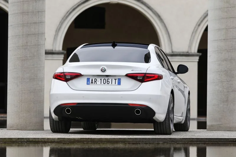 Alfa Romeo Giulia 2.0 Turbo (200 Hp) Automatic2016 - 2018 thumbnail 13