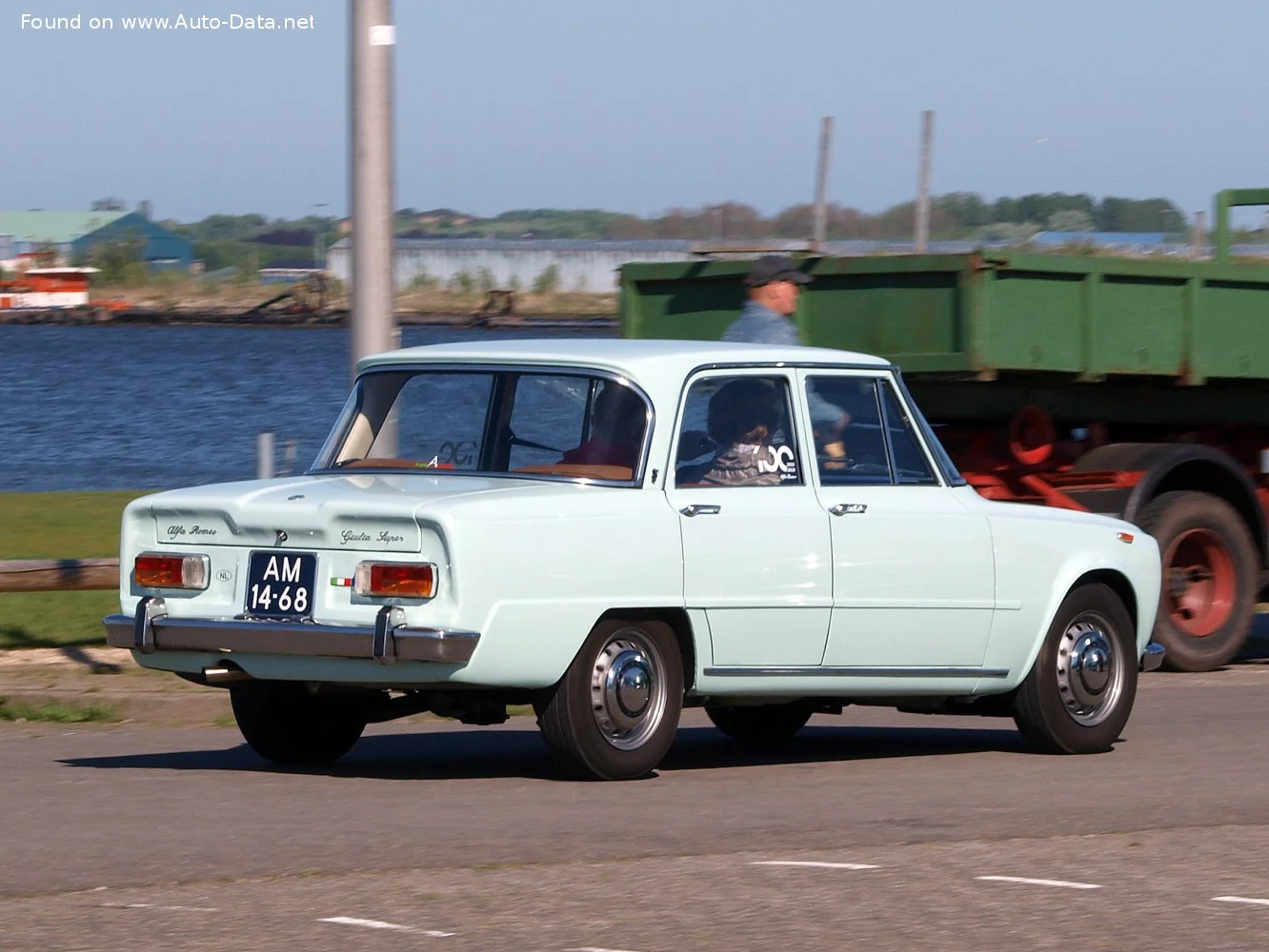 Alfa Romeo Giulia 1300 Super (87 Hp)1974 - 1978 thumbnail 8
