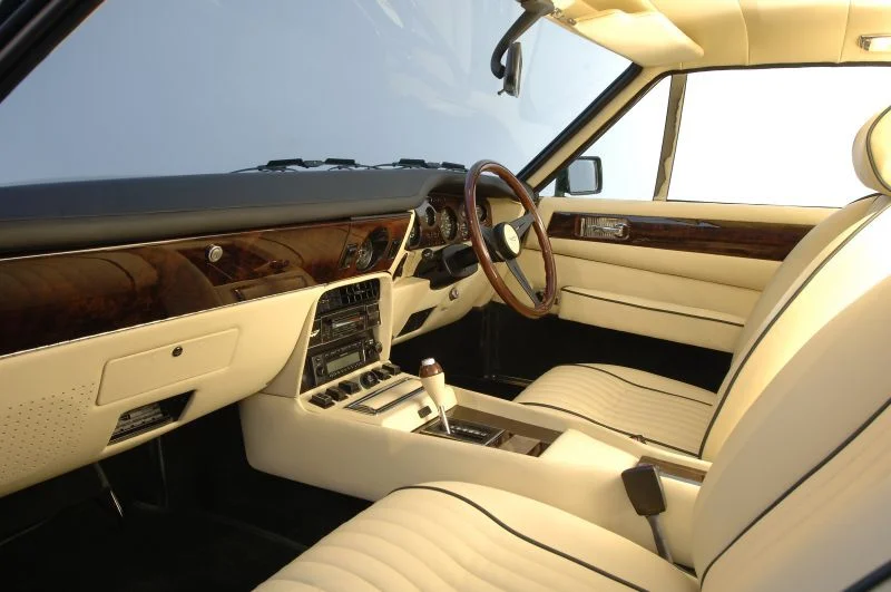 Aston Martin AMV8 5.3 (438 Hp)1972 - 1986 thumbnail 4