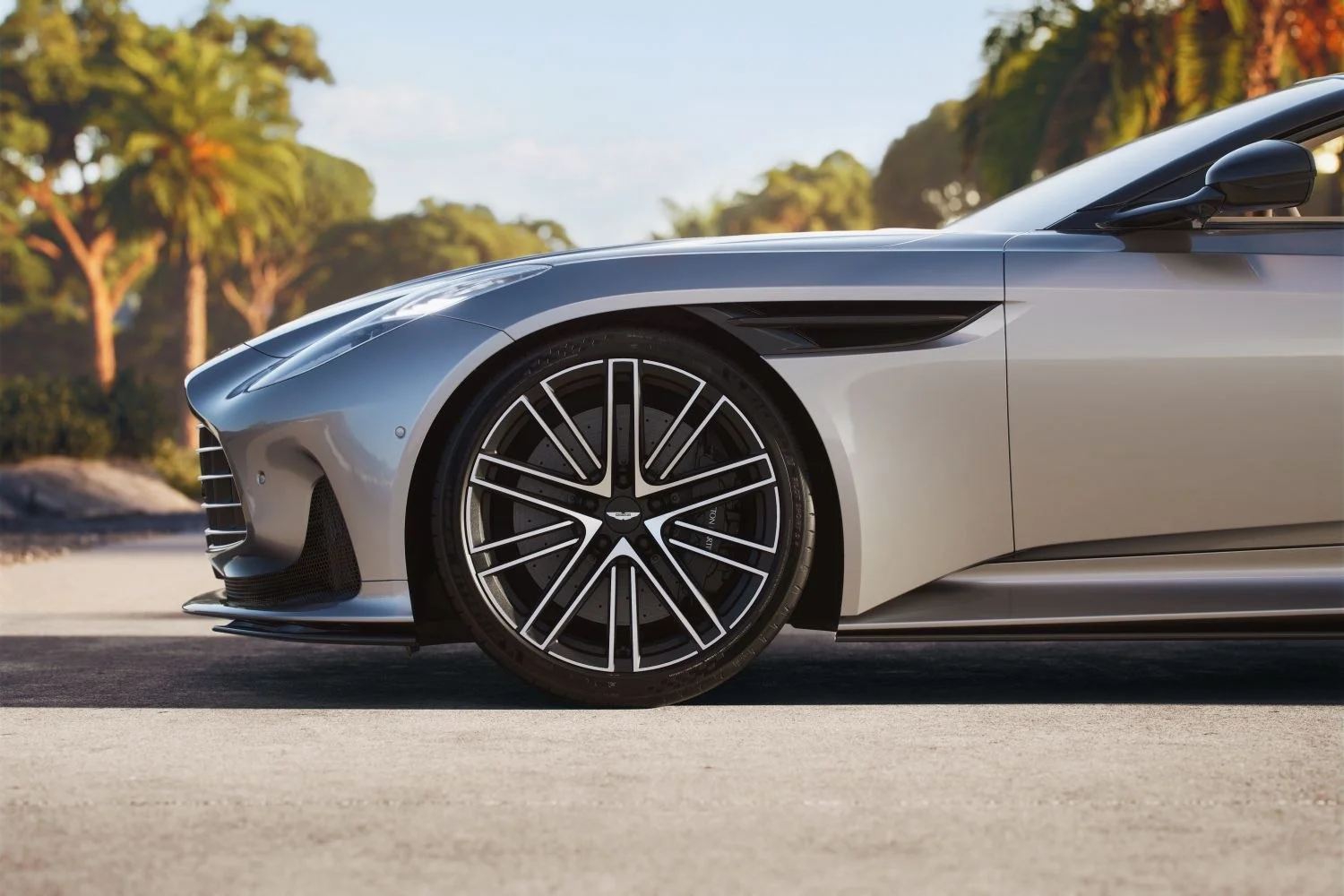 Aston Martin DB12 4.0 V8 (680 Hp) Automatic2023 - thumbnail 16