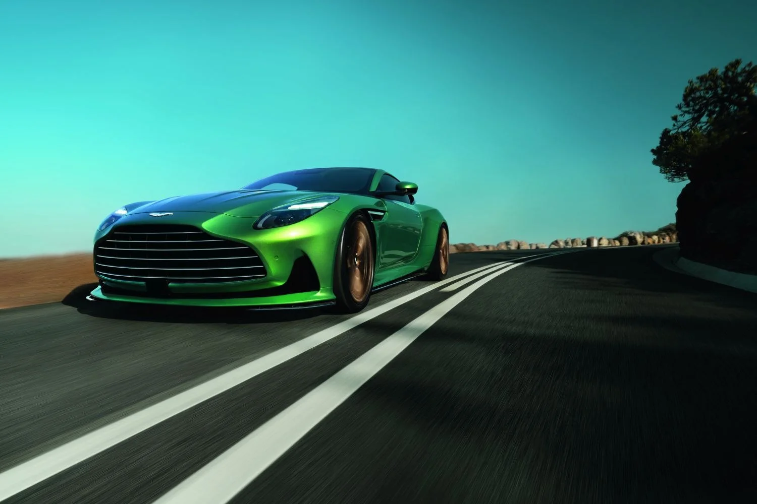 Aston Martin DB12 4.0 V8 (680 Hp) Automatic2023 - thumbnail 2