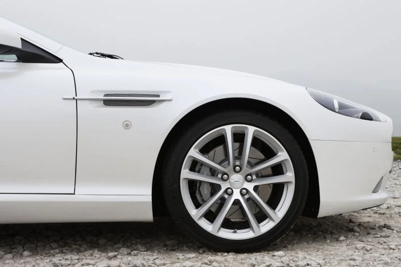Aston Martin DB9 6.0 i V12 48V (456 Hp)2004 - 2012 thumbnail 18