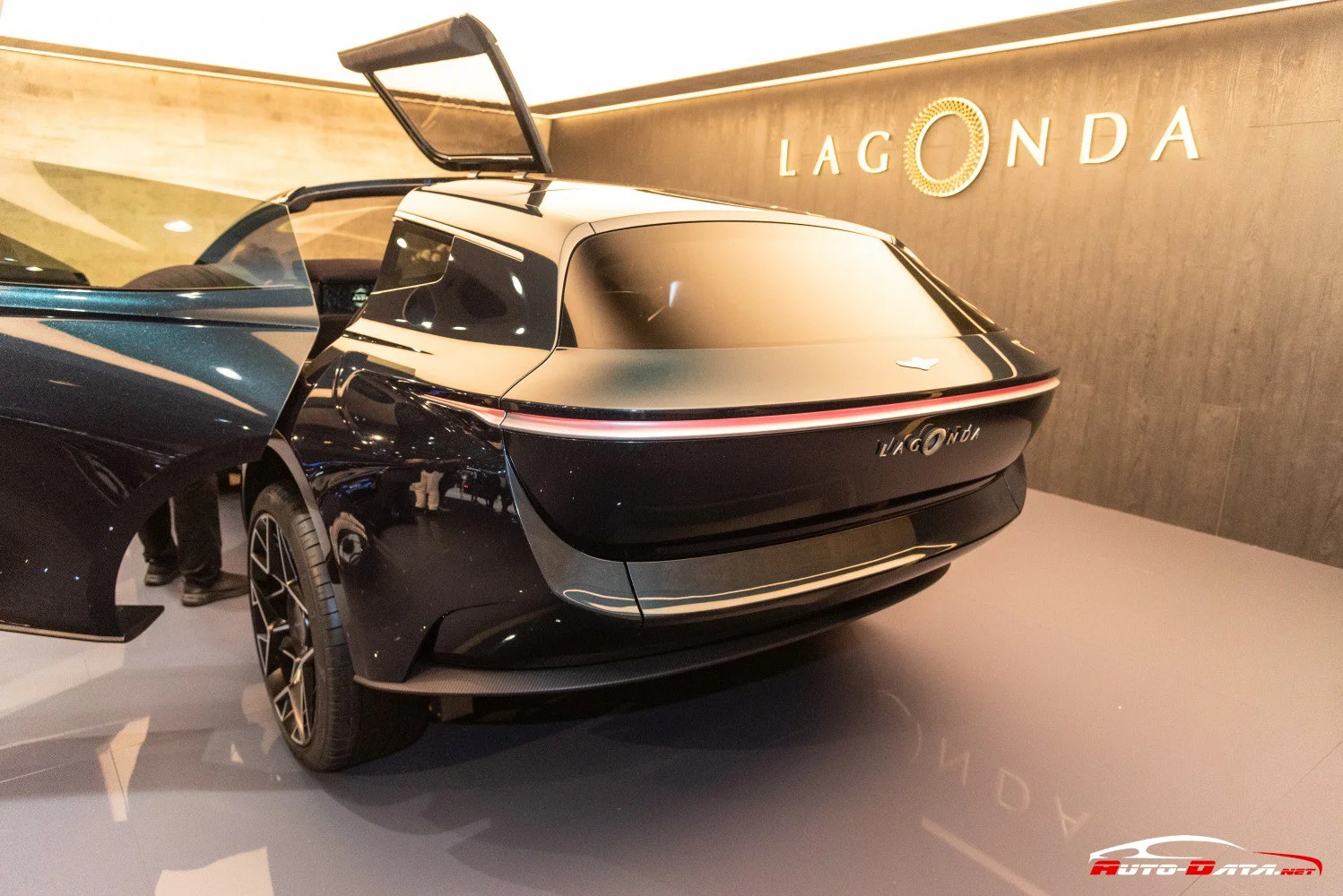 Aston Martin Lagonda Aston Martin Lagonda All-Terrain Concept thumbnail 2
