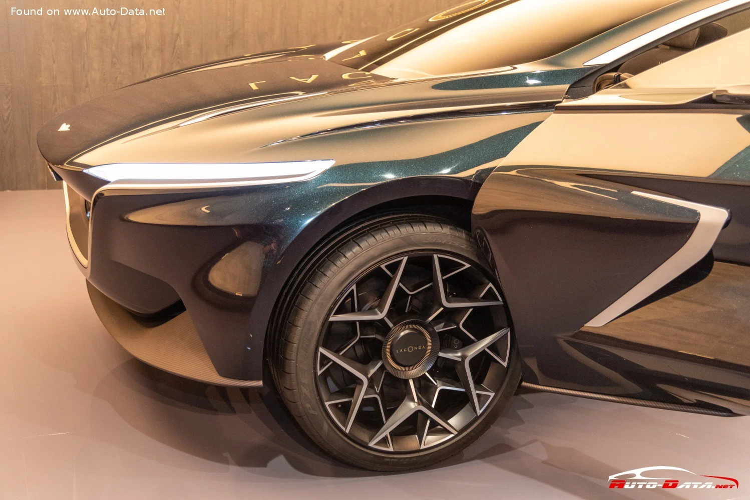 Aston Martin Lagonda Aston Martin Lagonda All-Terrain Concept thumbnail 4