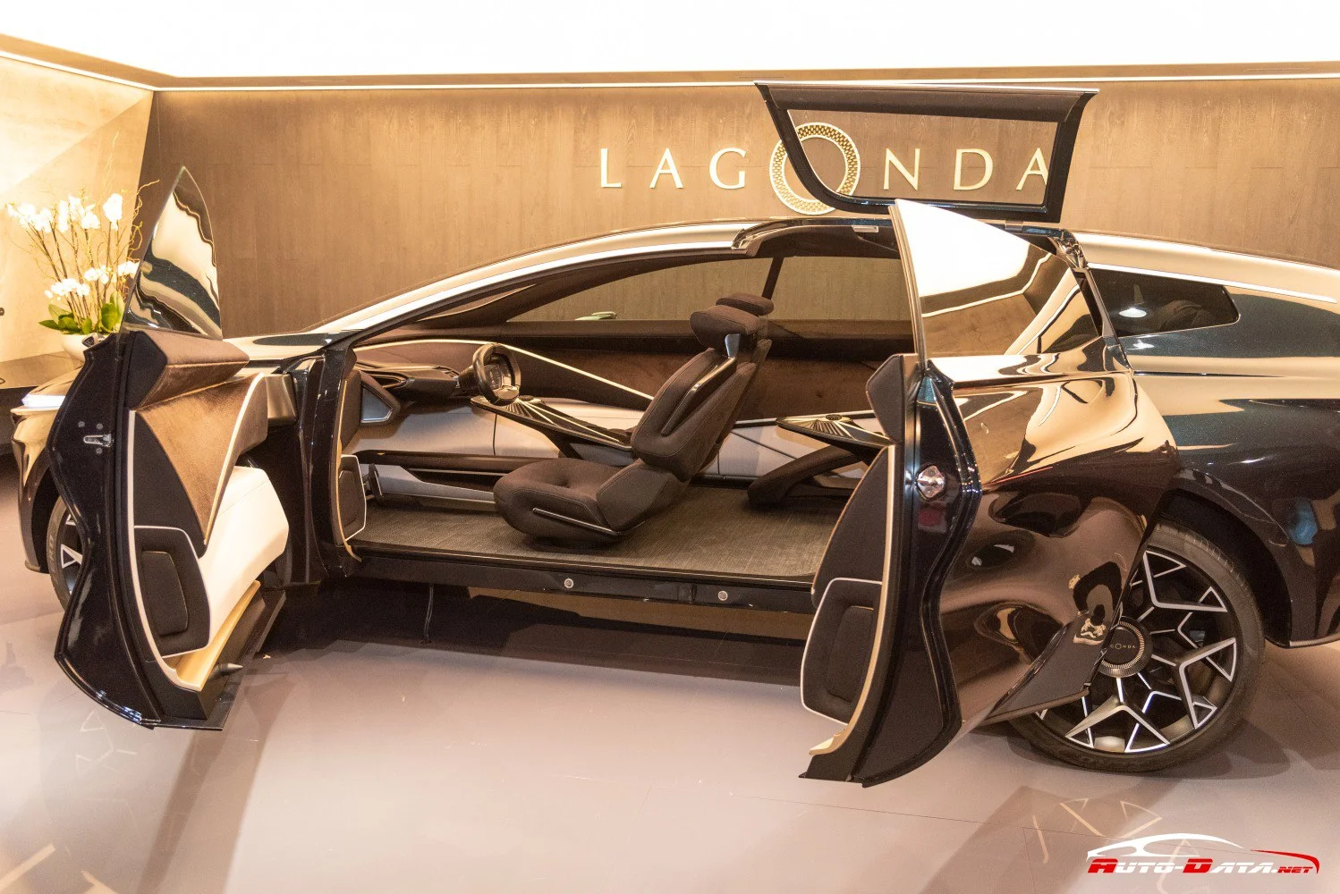 Aston Martin Lagonda Aston Martin Lagonda All-Terrain Concept thumbnail 6