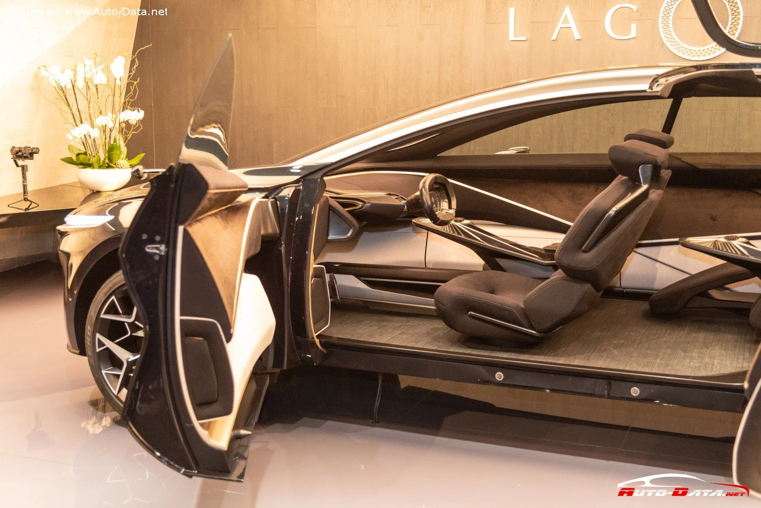 Aston Martin Lagonda Aston Martin Lagonda All-Terrain Concept thumbnail 7