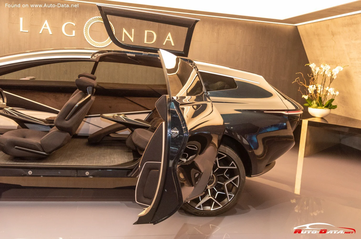 Aston Martin Lagonda Aston Martin Lagonda All-Terrain Concept thumbnail 8