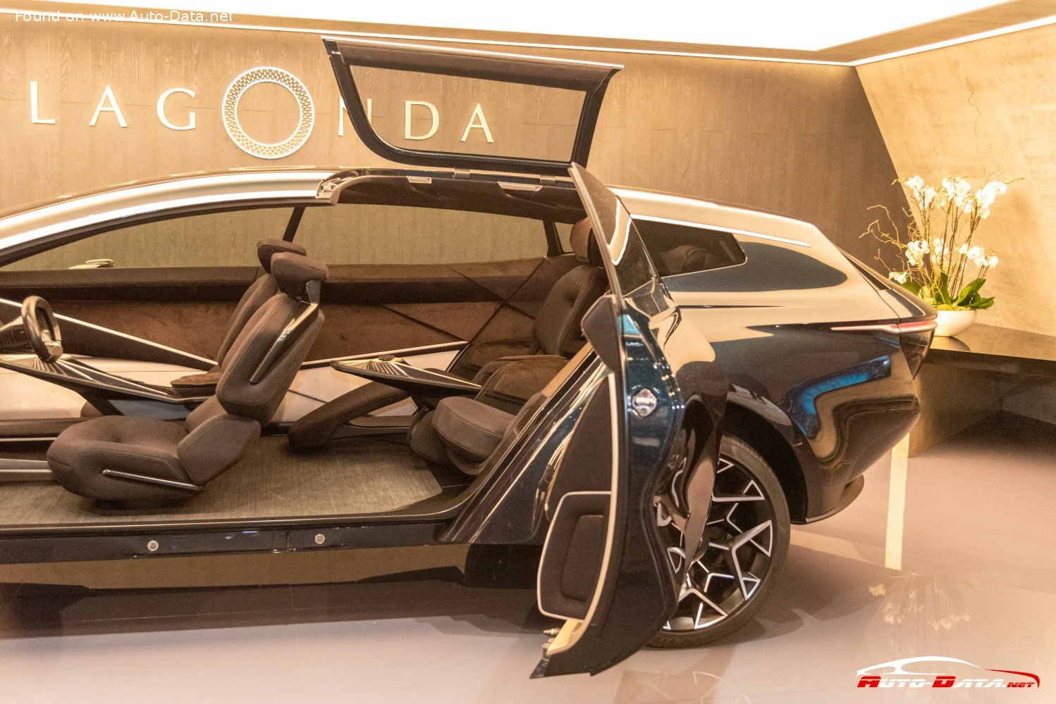 Aston Martin Lagonda Aston Martin Lagonda All-Terrain Concept thumbnail 10