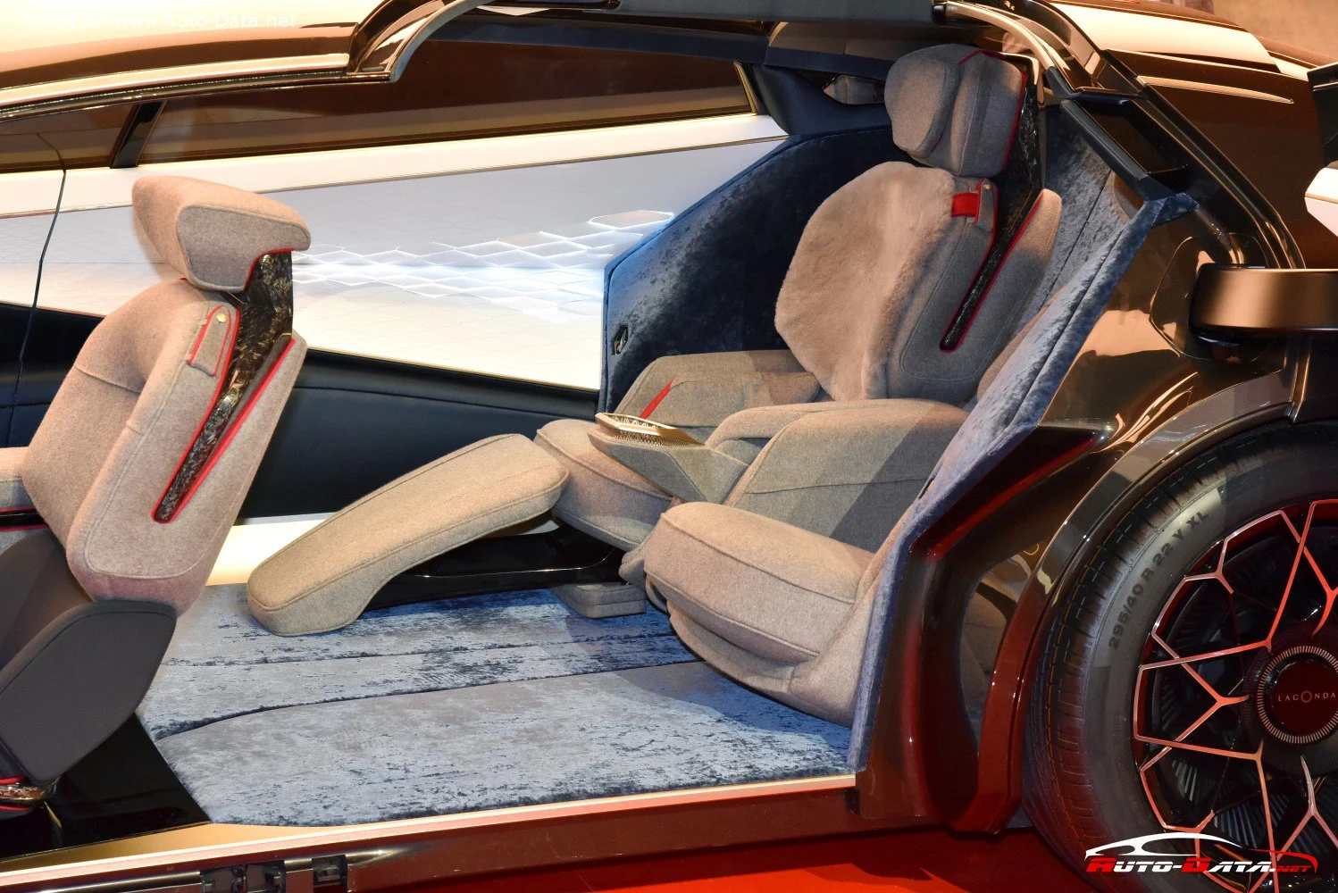 Aston Martin Lagonda Aston Martin Lagonda Vision Concept thumbnail 4