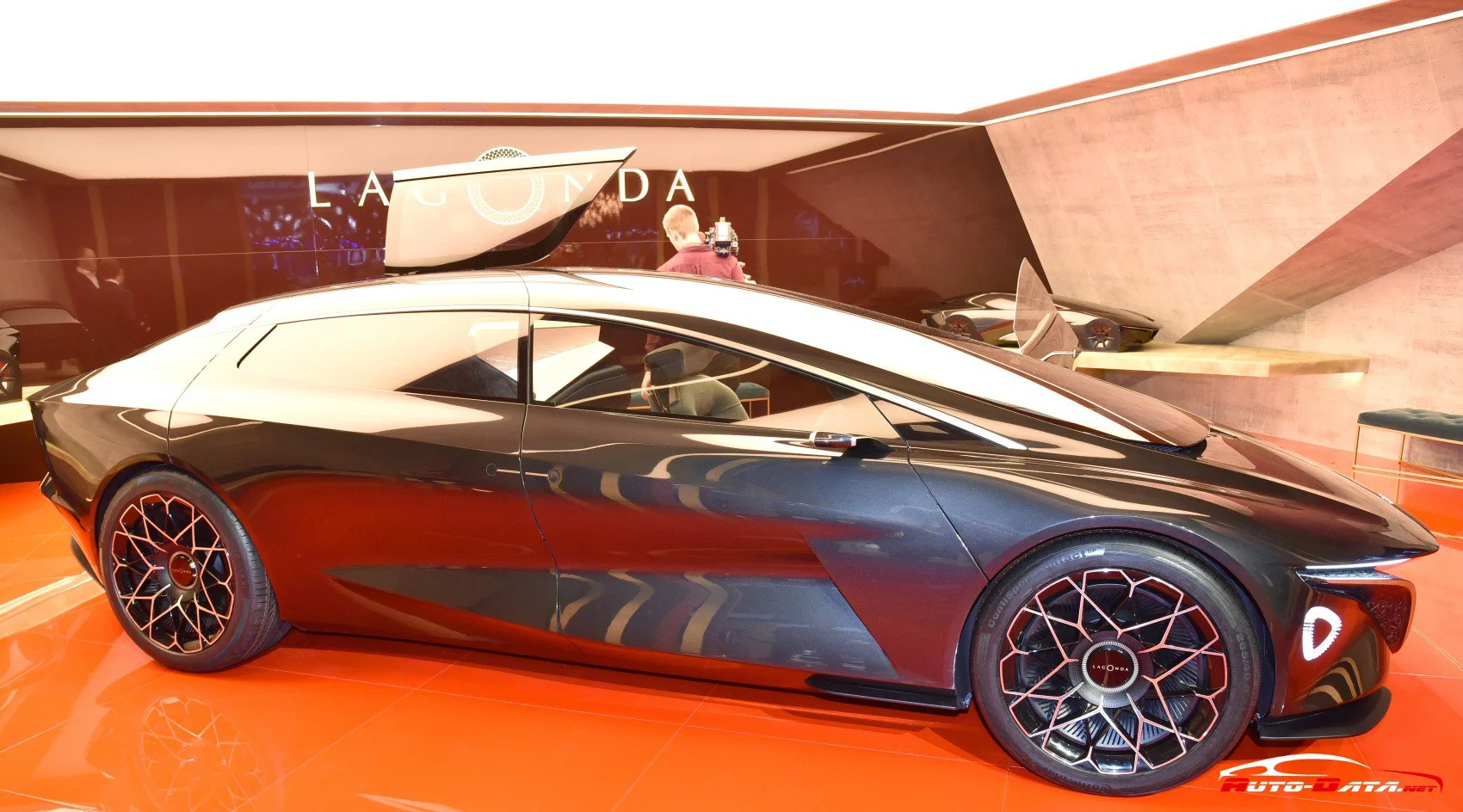 Aston Martin Lagonda Aston Martin Lagonda Vision Concept thumbnail 6