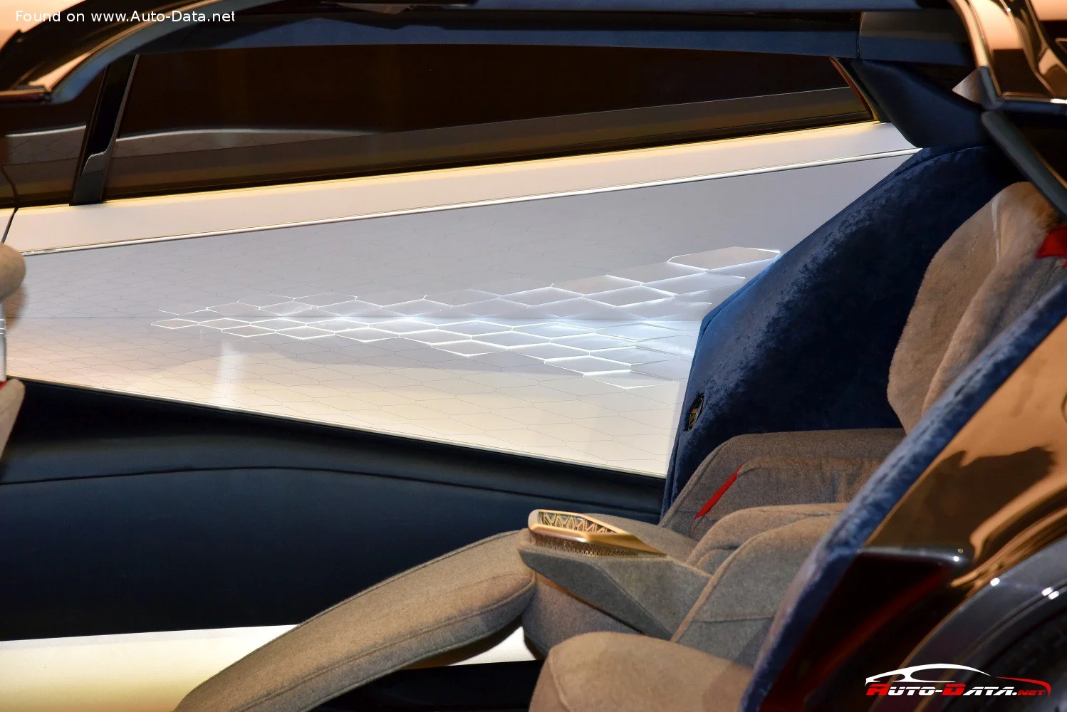 Aston Martin Lagonda Aston Martin Lagonda Vision Concept thumbnail 8