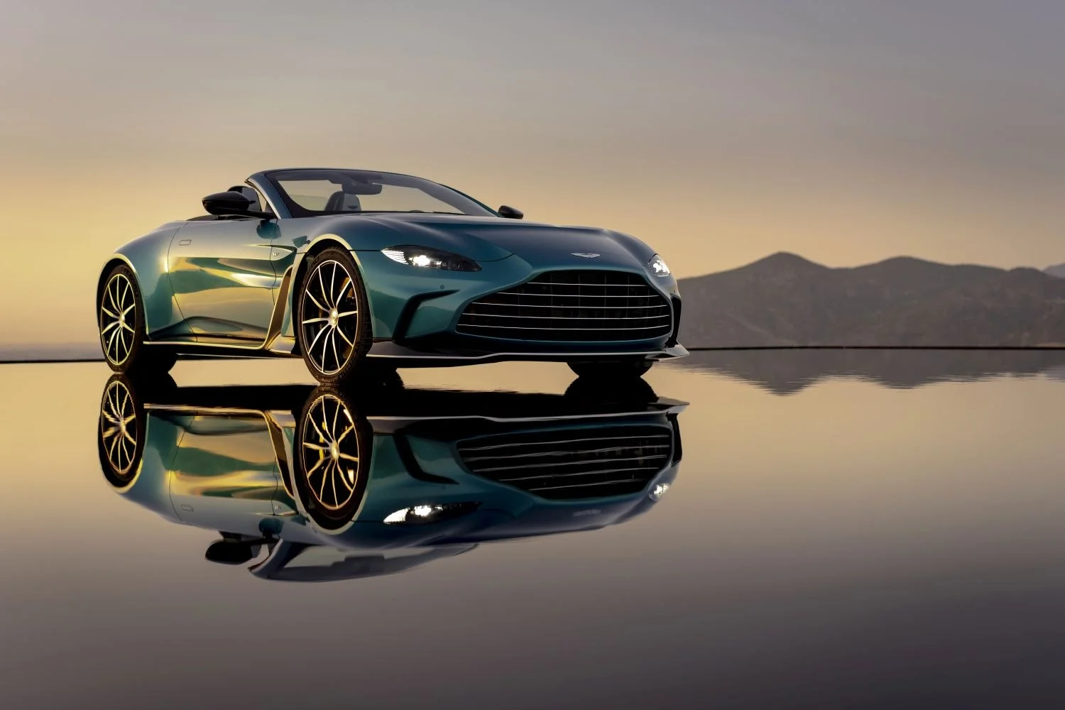 Aston Martin V12 Vantage 5.2 V12 (700 Hp) Automatic2022 - - 1