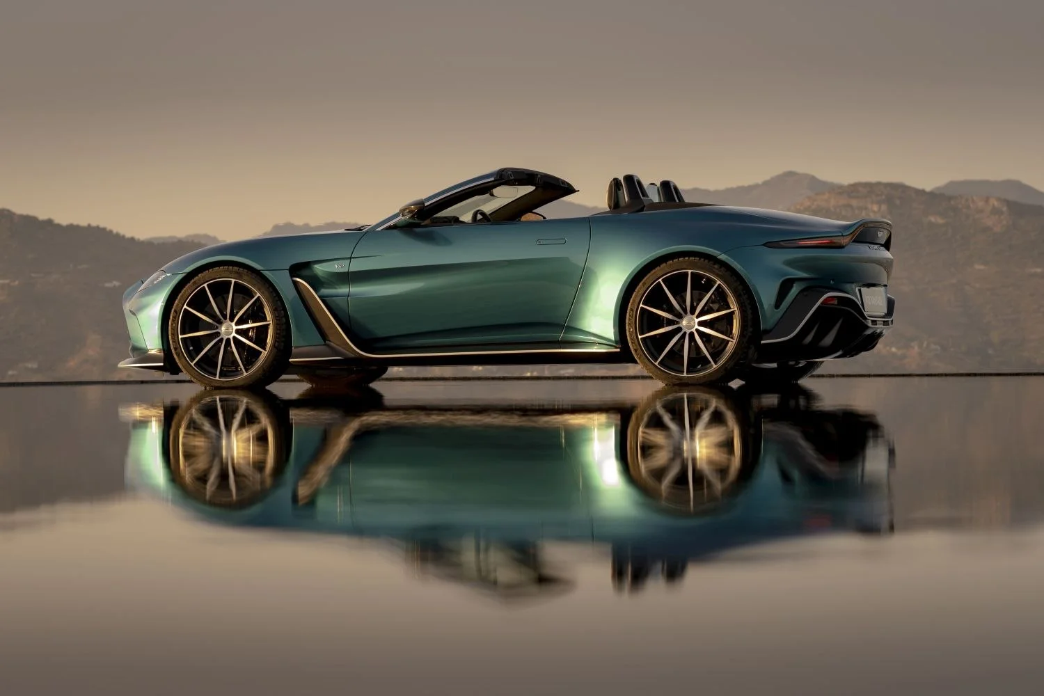 Aston Martin V12 Vantage 5.2 V12 (700 Hp) Automatic2022 - thumbnail 2