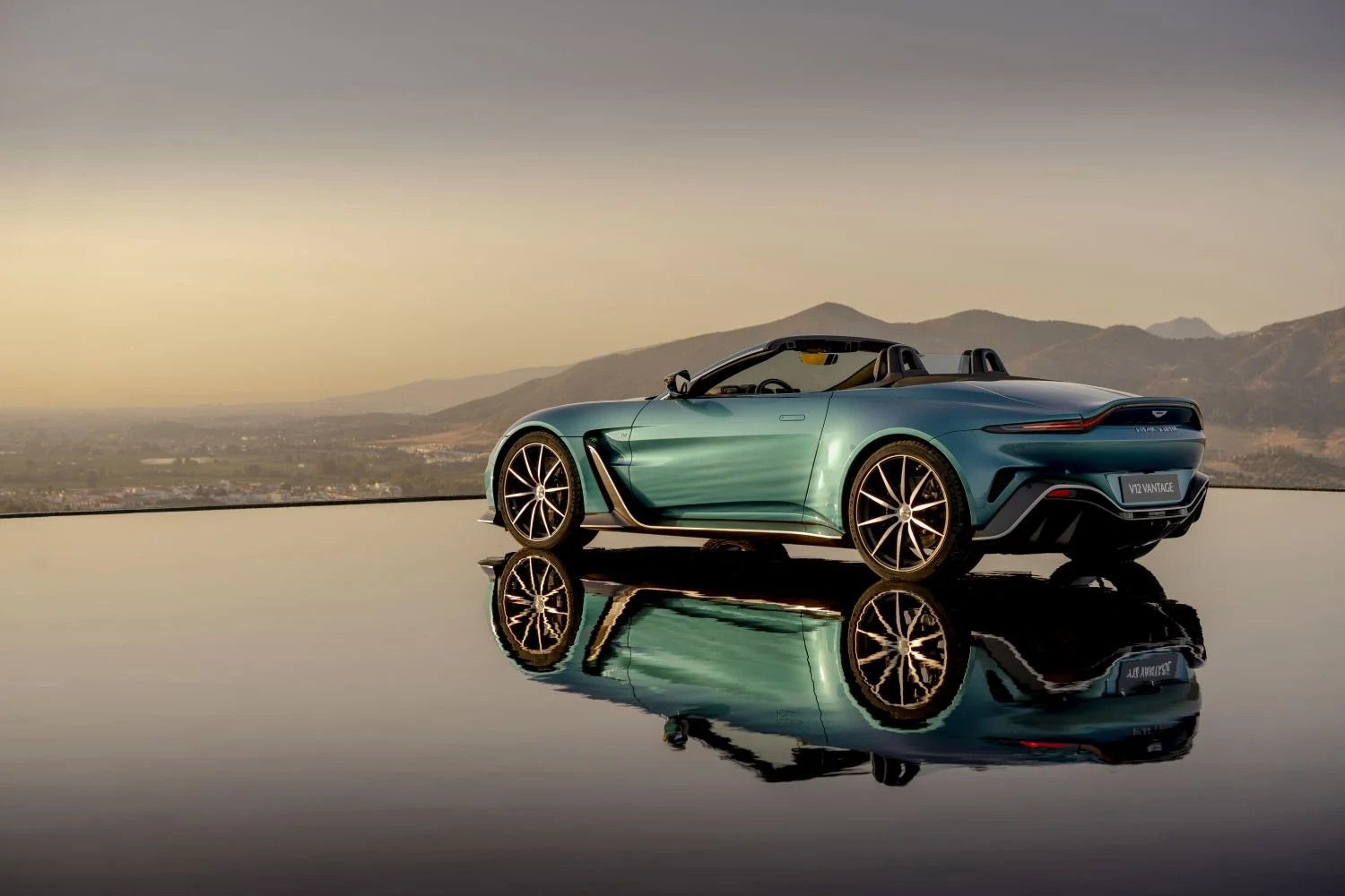 Aston Martin V12 Vantage 5.2 V12 (700 Hp) Automatic2022 - thumbnail 3