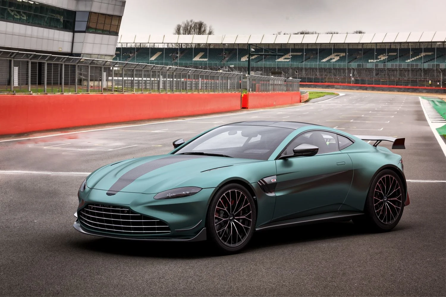 Aston Martin V8 Vantage Aston Martin V8 Vantage (2018)