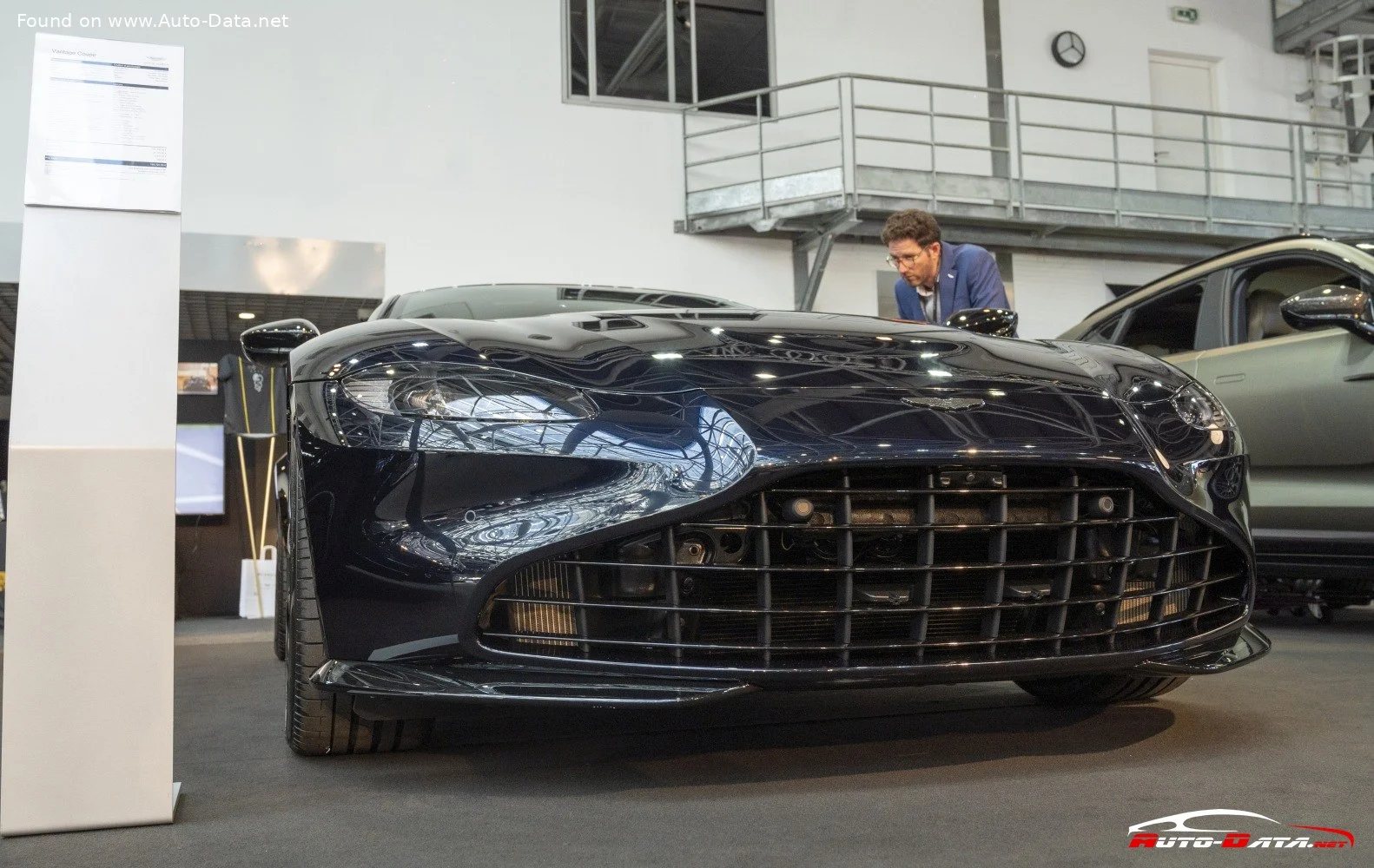 Aston Martin V8 Vantage 4.0 V8 (510 Hp) Automatic2017 - 2024 thumbnail 2
