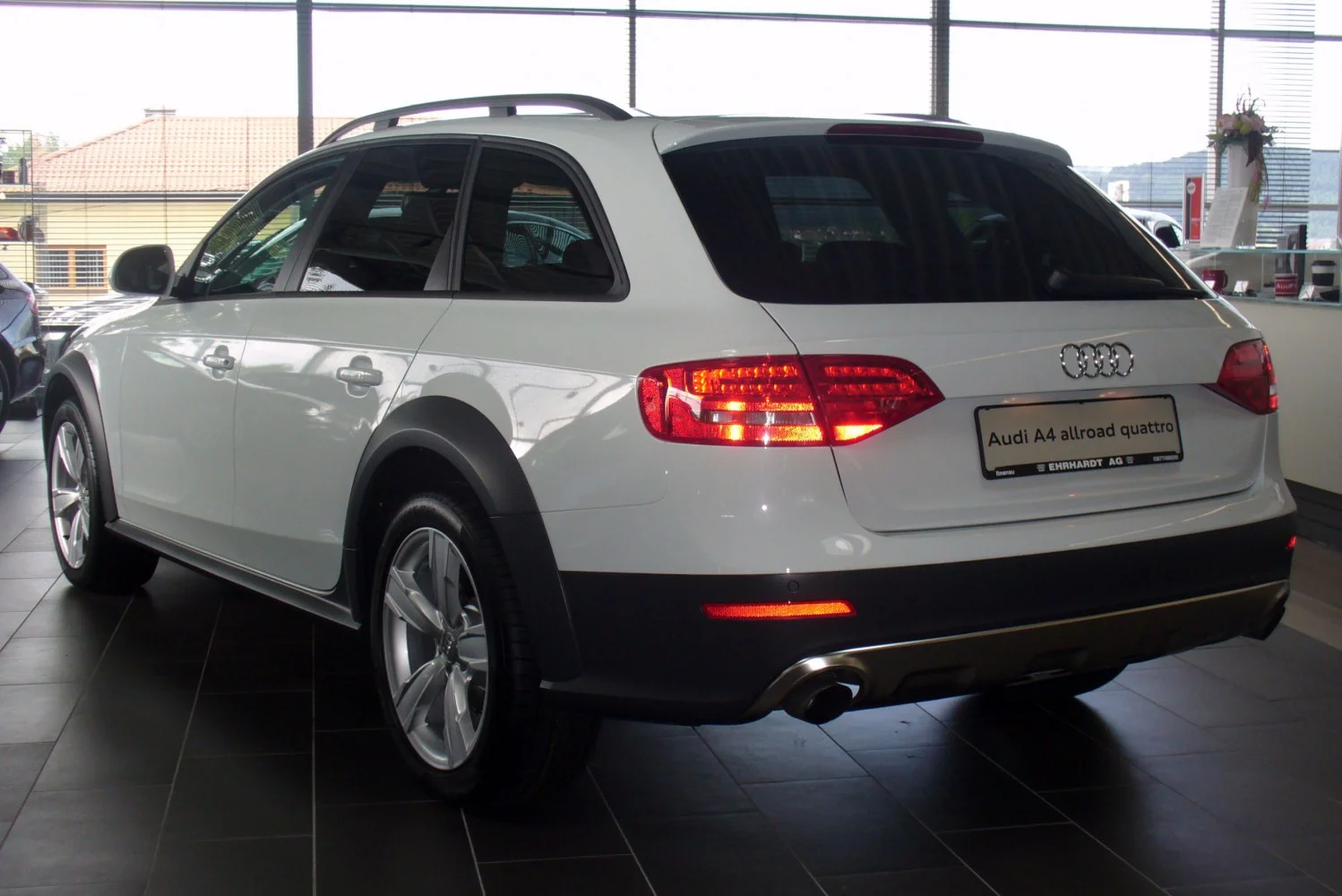 Audi A4 2.0 TDI (143 Hp) quattro2009 - 2011 thumbnail 2