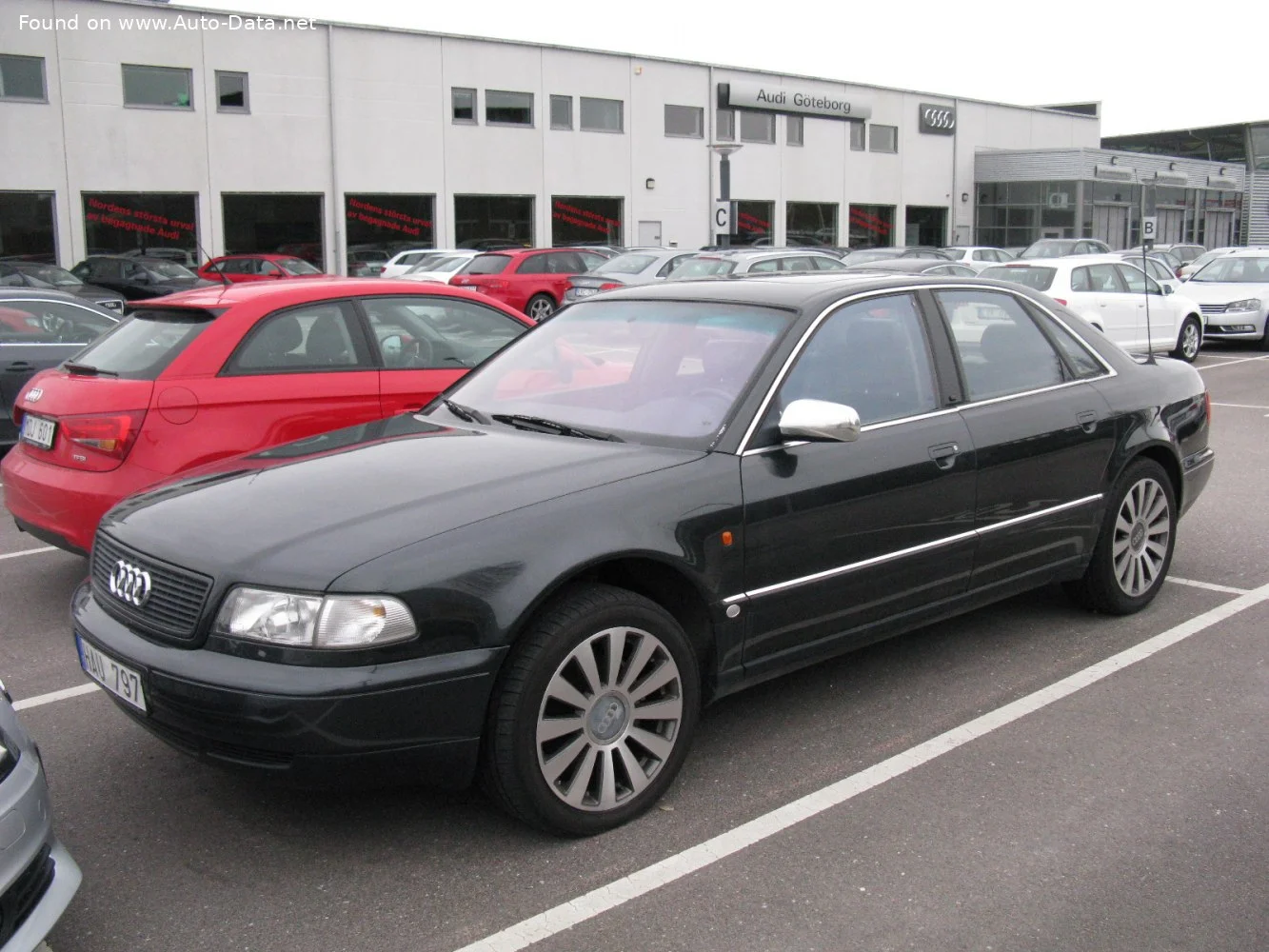 Audi A8 2.5 TDI V6 (150 Hp)1997 - 1998 thumbnail 12