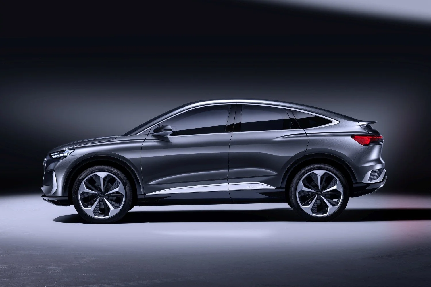 Audi Q4 e-tron Audi Q4 Sportback e-tron concept thumbnail 13