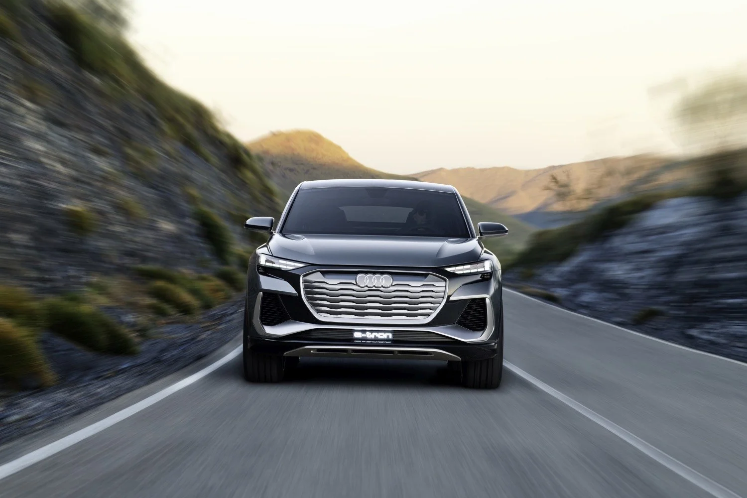 Audi Q4 e-tron Audi Q4 Sportback e-tron concept thumbnail 3