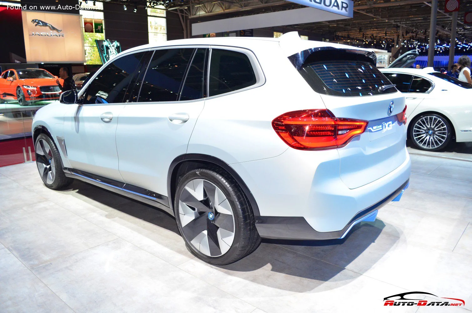 BMW iX3 BMW iX3 Concept thumbnail 2