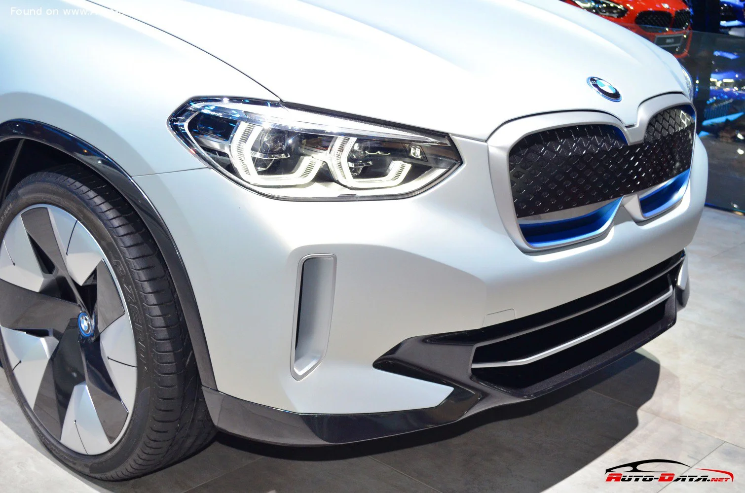 BMW iX3 BMW iX3 Concept thumbnail 11