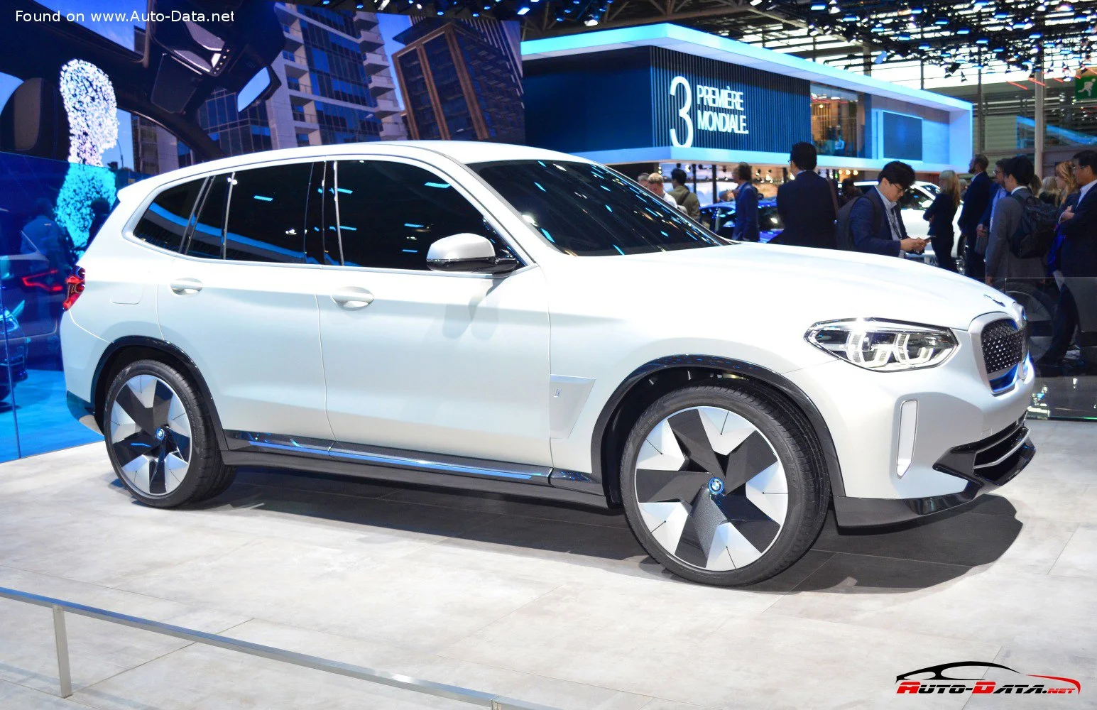 BMW iX3 BMW iX3 Concept thumbnail 3