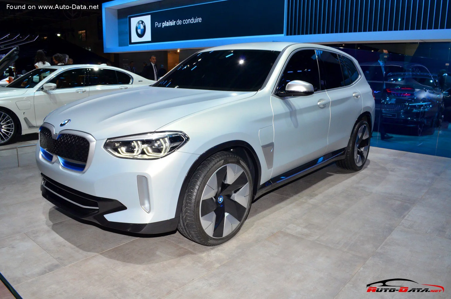 BMW iX3 BMW iX3 Concept thumbnail 4