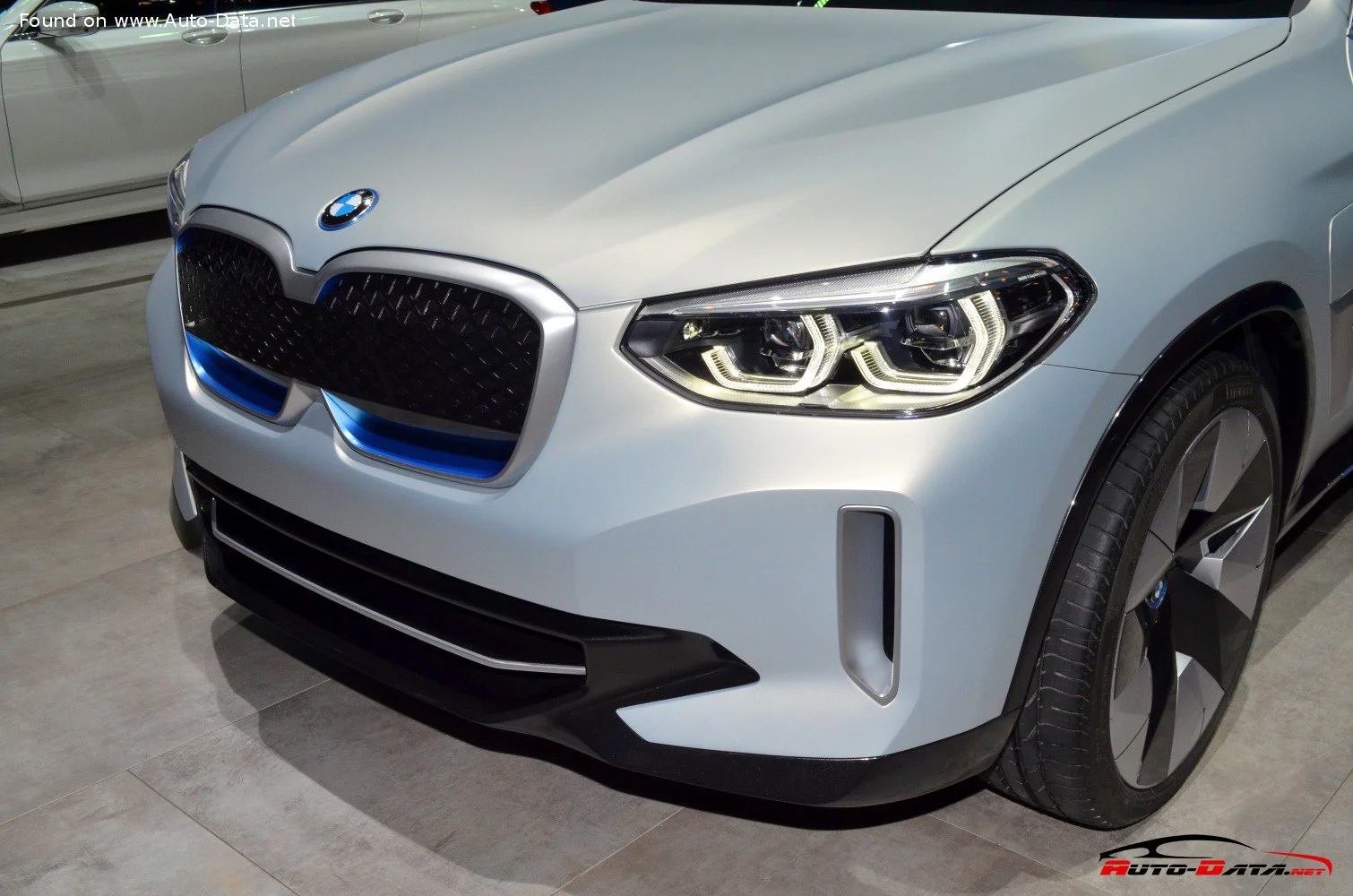 BMW iX3 BMW iX3 Concept thumbnail 5