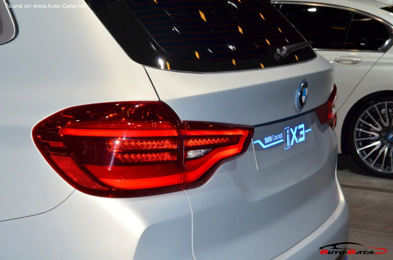BMW iX3 BMW iX3 Concept thumbnail 6