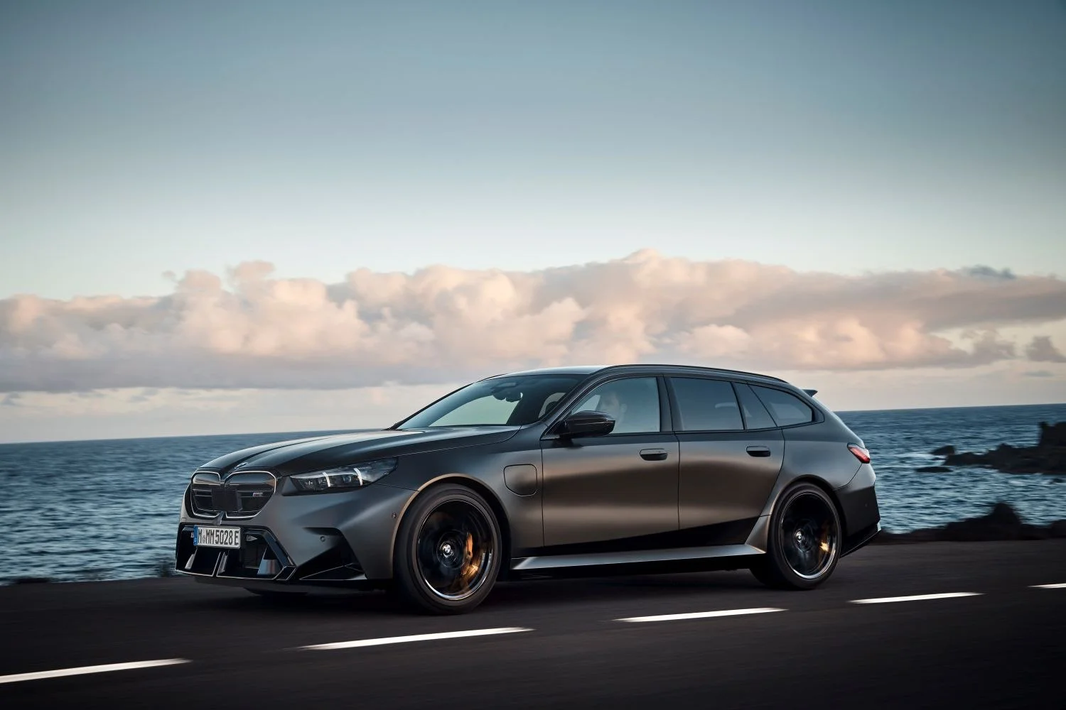 BMW M5 4.4 V8 (727 Hp) Plug-in Hybrid M xDrive M Steptronic2024 - thumbnail 3