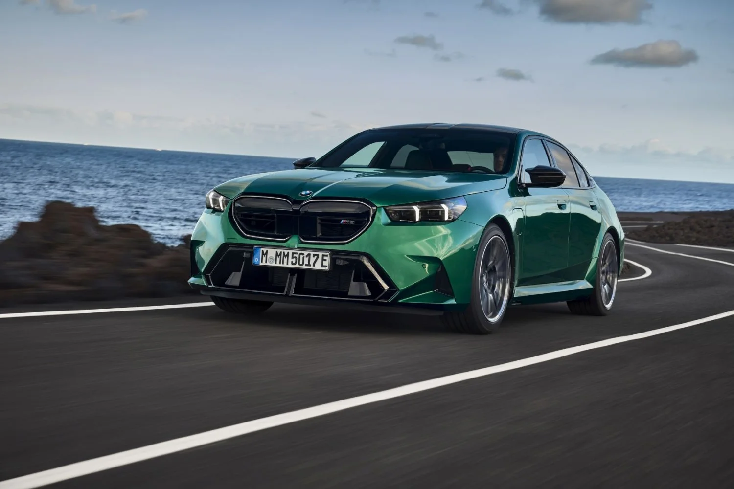 BMW M5 4.4 V8 (727 Hp) Plug-in Hybrid M xDrive M Steptronic2024 - thumbnail 2