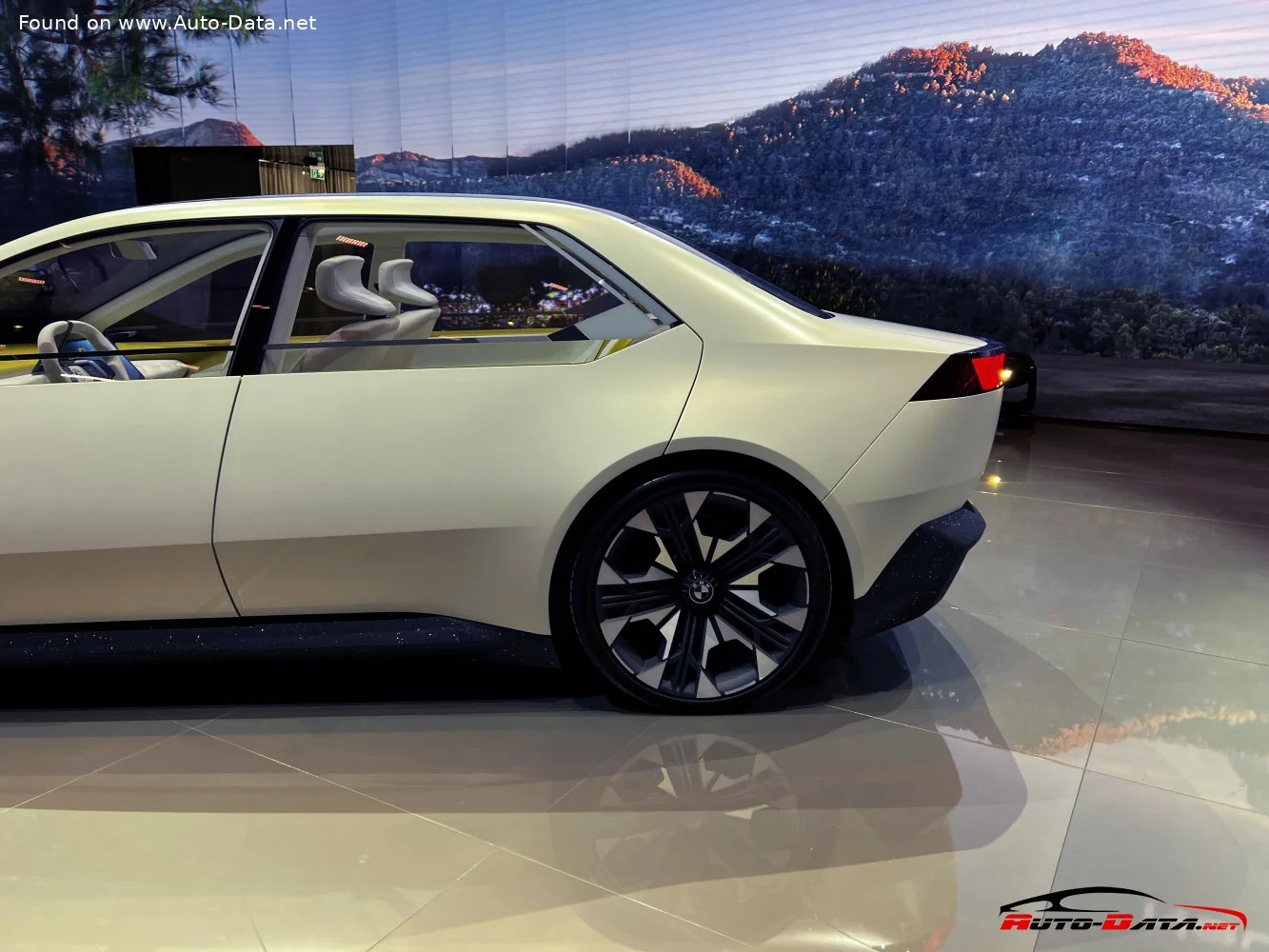 BMW Vision Neue Klasse BMW Vision Neue Klasse thumbnail 4