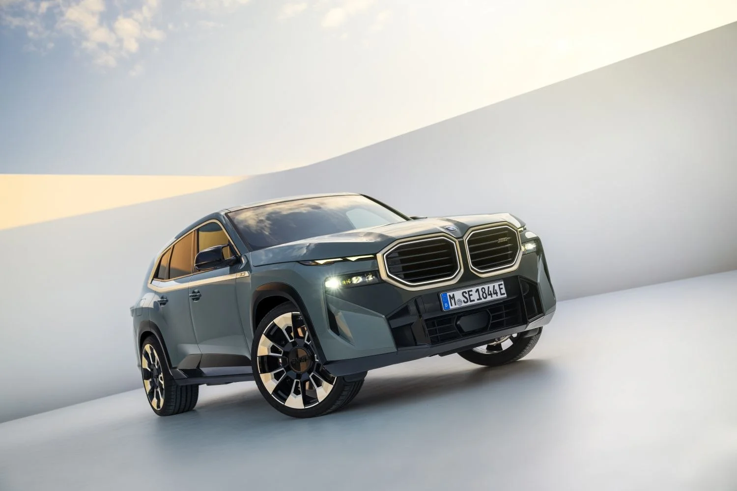 BMW XM 4.4 V8 (653 Hp) Plug-in Hybrid xDrive Steptronic2022 - thumbnail 2