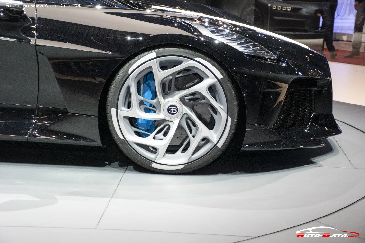Bugatti La Voiture Noire Bugatti La Voiture Noire thumbnail 4