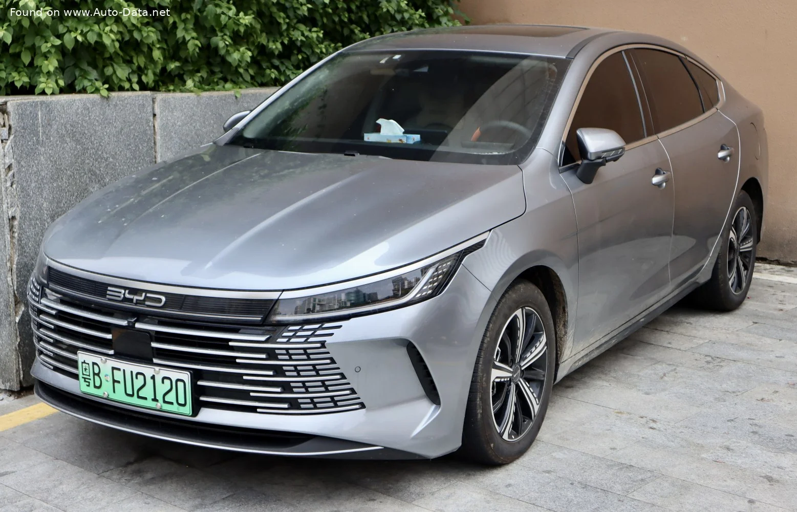 BYD Destroyer 05 DM-i 1.5L 18.3 kWh (197 Hp) Plug-in Hybrid E-CVT2022 - - 1