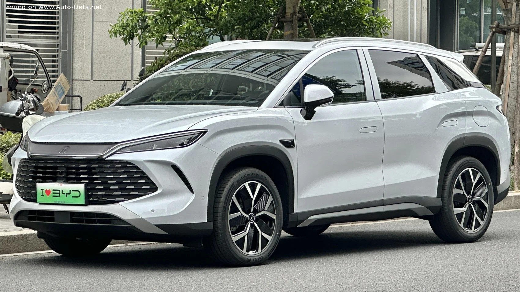BYD Song L DM-i 1.5L 12.9 kWh (218 Hp) Plug-in Hybrid E-CVT2024 - - 1