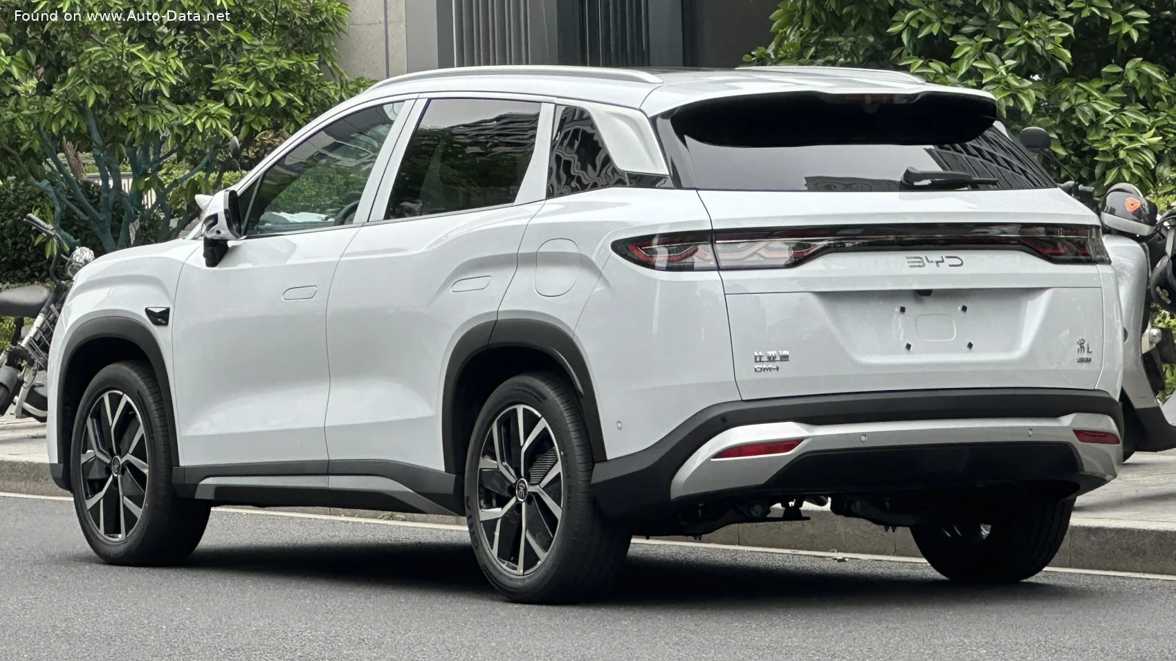 BYD Song L DM-i 1.5L 12.9 kWh (218 Hp) Plug-in Hybrid E-CVT2024 - thumbnail 2