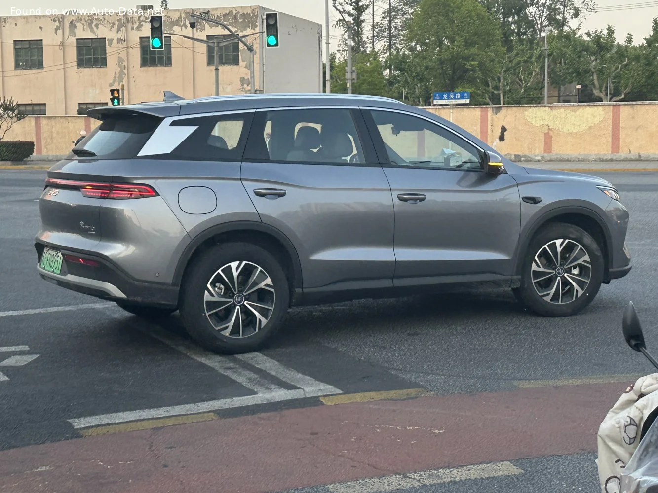 BYD Song DM-i 1.5L 12.9 kWh (163 Hp) Plug-in Hybrid E-CVT2024 - thumbnail 4