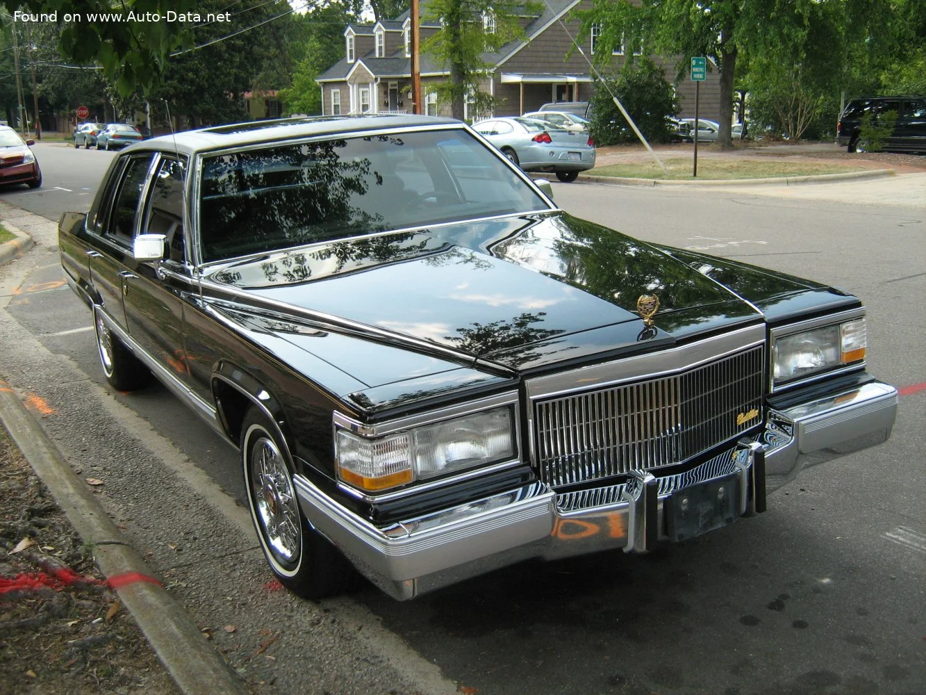 Cadillac Brougham 5.0 i V8 (173 Hp)1991 - 1992 thumbnail 3