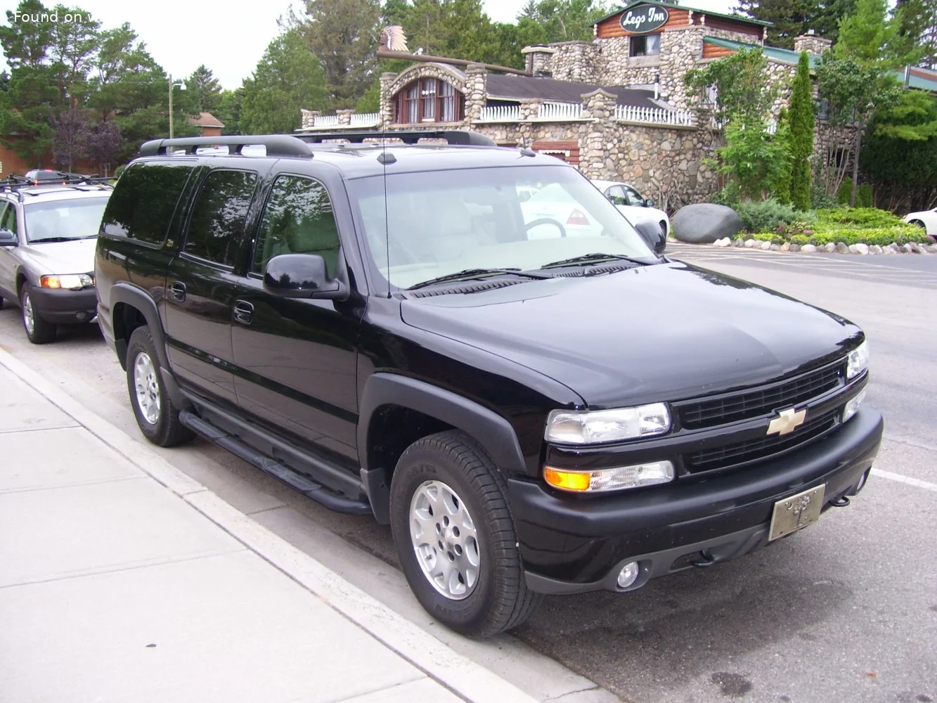 Chevrolet Suburban 5.3 i V8 1500 (288 Hp)2000 - 2004 thumbnail 3