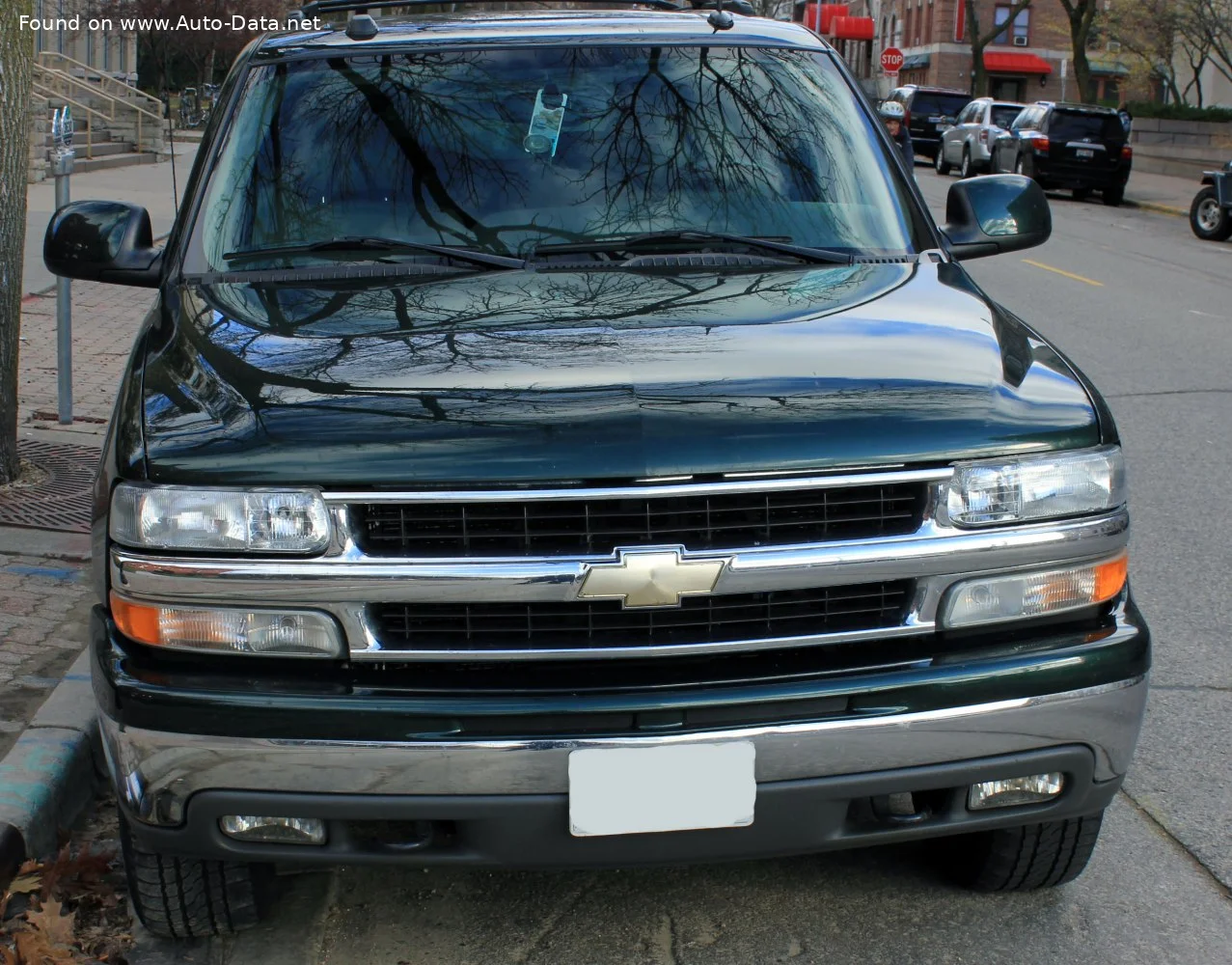 Chevrolet Suburban 5.3 i V8 1500 (288 Hp)2000 - 2004 thumbnail 4