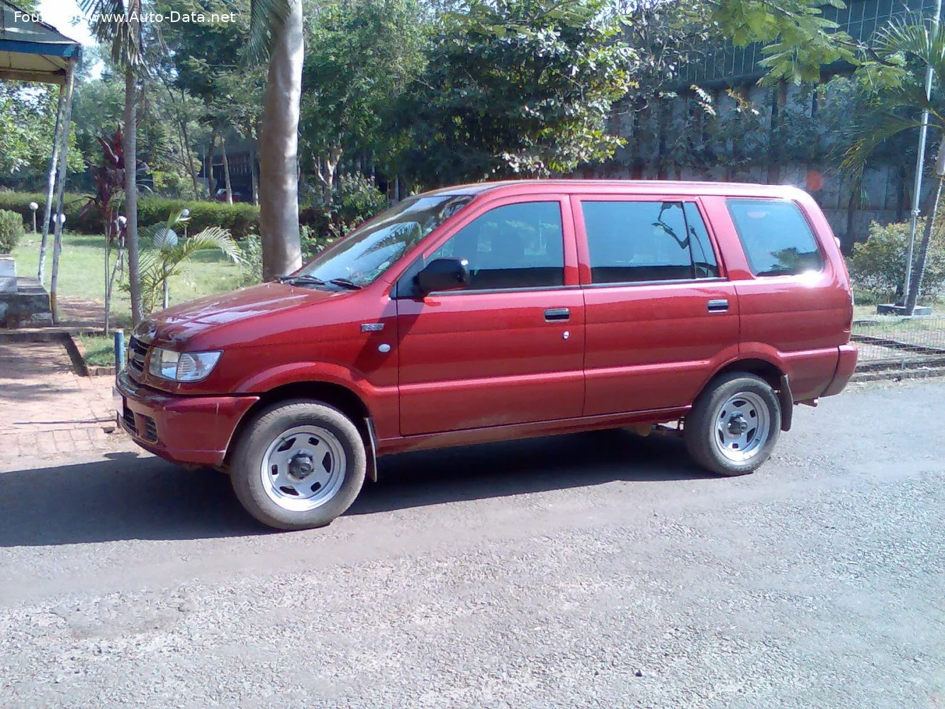 Chevrolet Tavera 2.2i (117 Hp)2002 - 2017 thumbnail 2