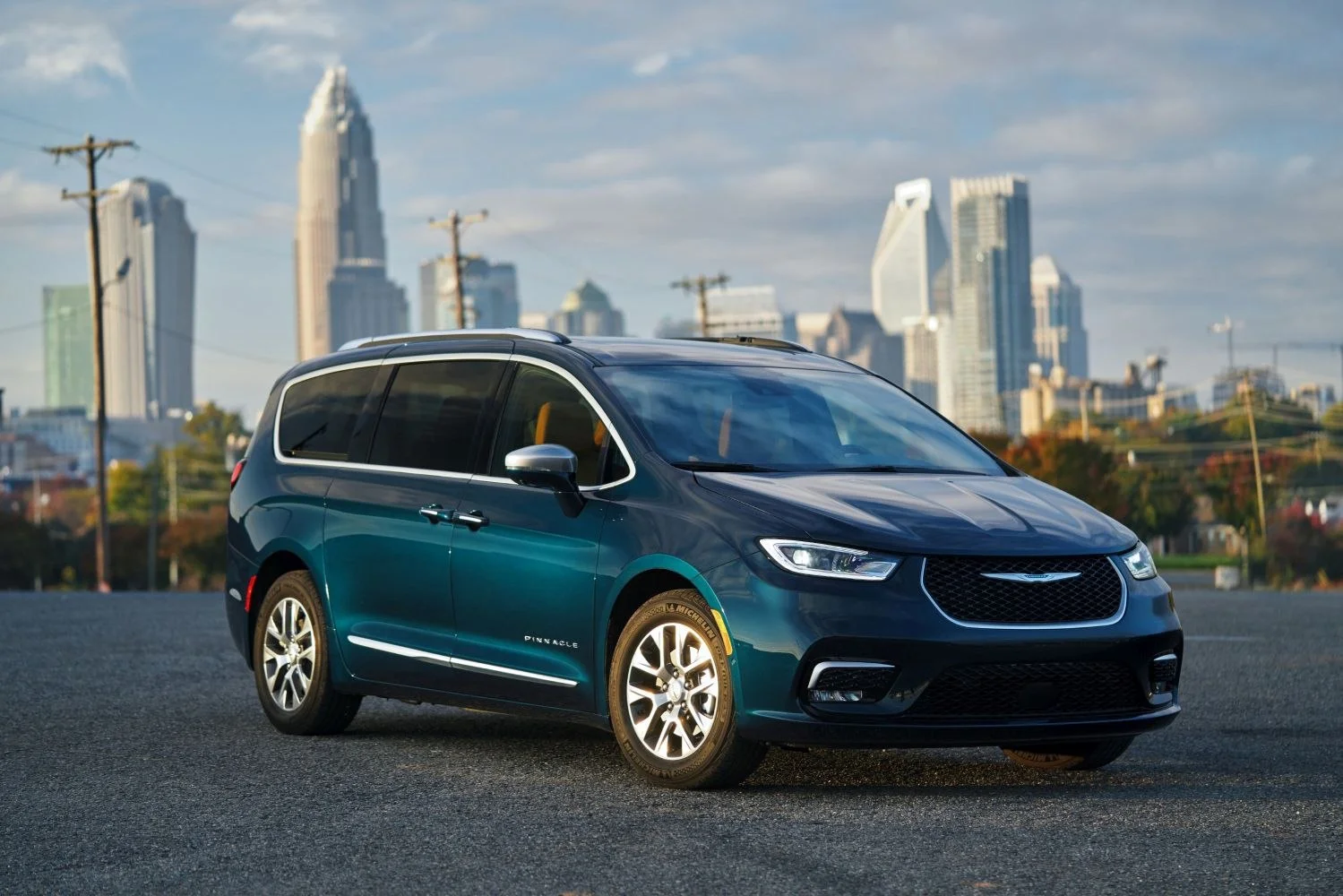 Chrysler Pacifica (minivan) 3.6 Pentastar V6 (264 Hp) Plug-in Hybrid EVT2021 - - 1