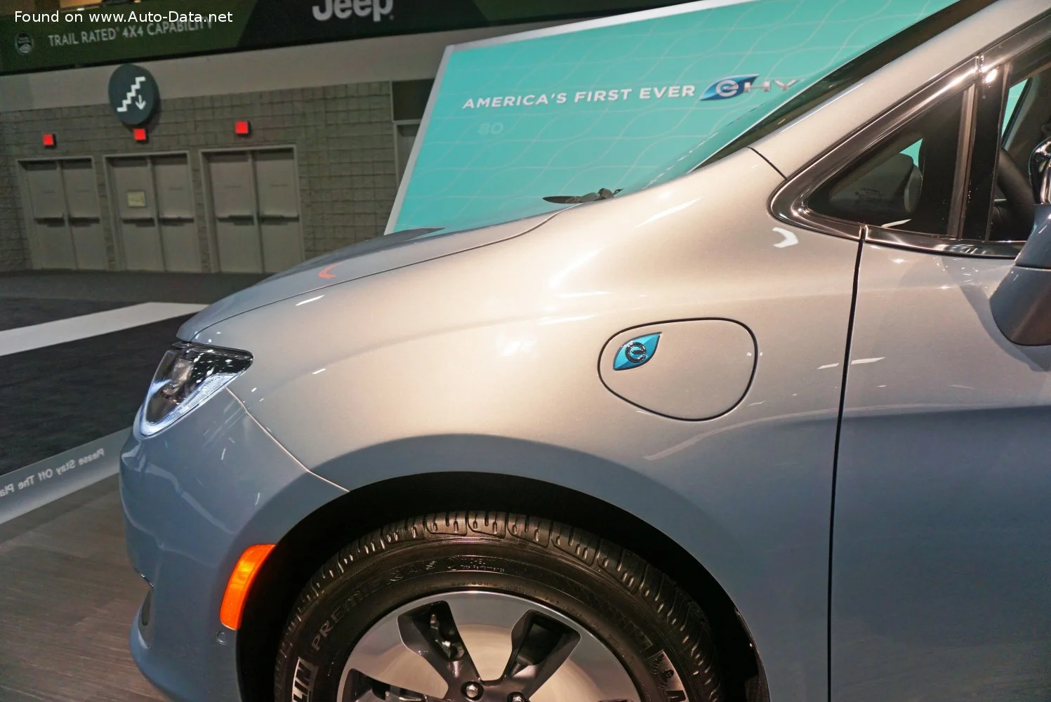 Chrysler Pacifica (minivan) 3.6 V6 (264 Hp) Plug-in Hybrid CVT2016 - 2021 thumbnail 2