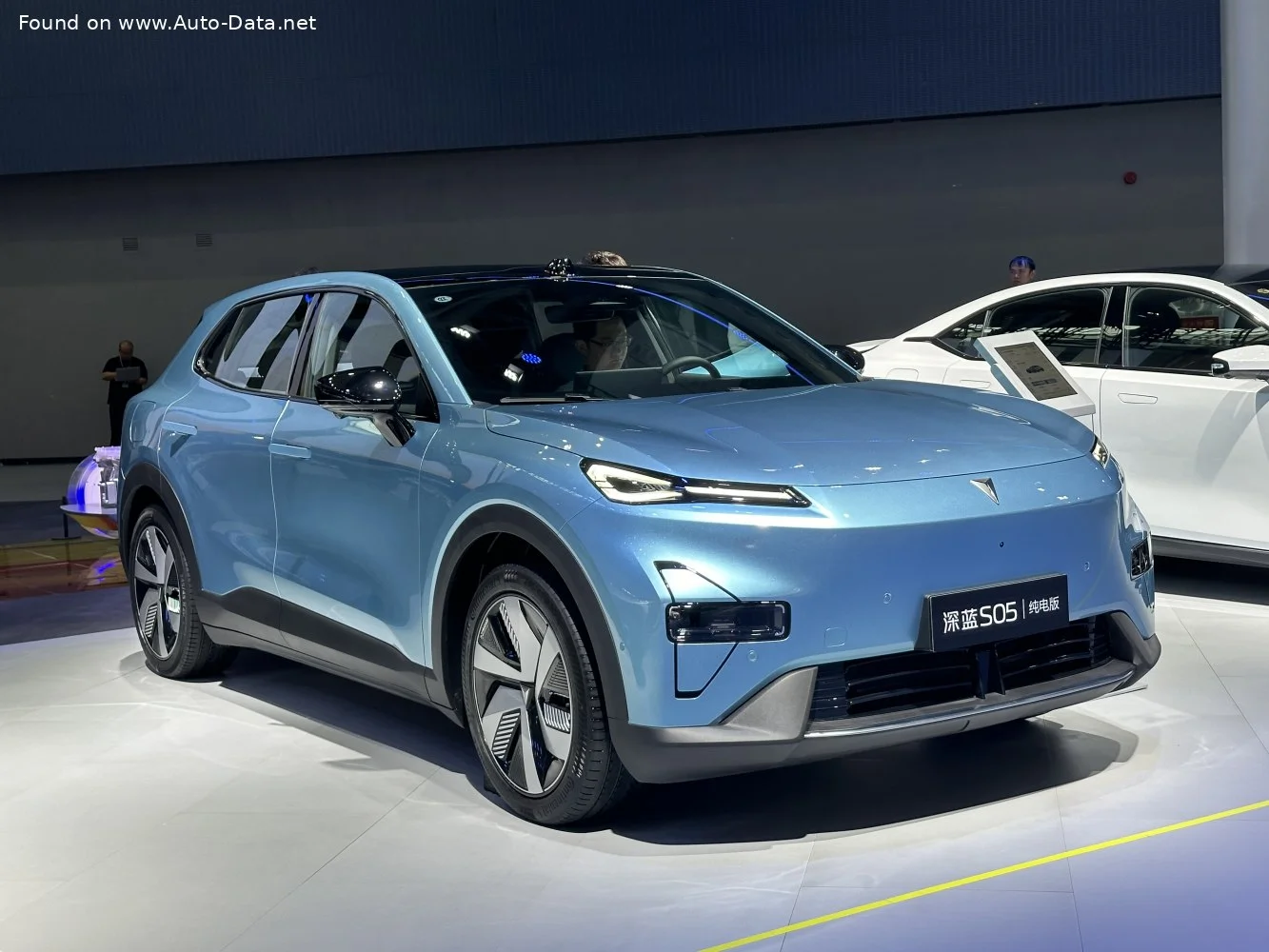 Deepal S05 1.5L 27.28 kWh (218 Hp) Extended Range2024 - - 1