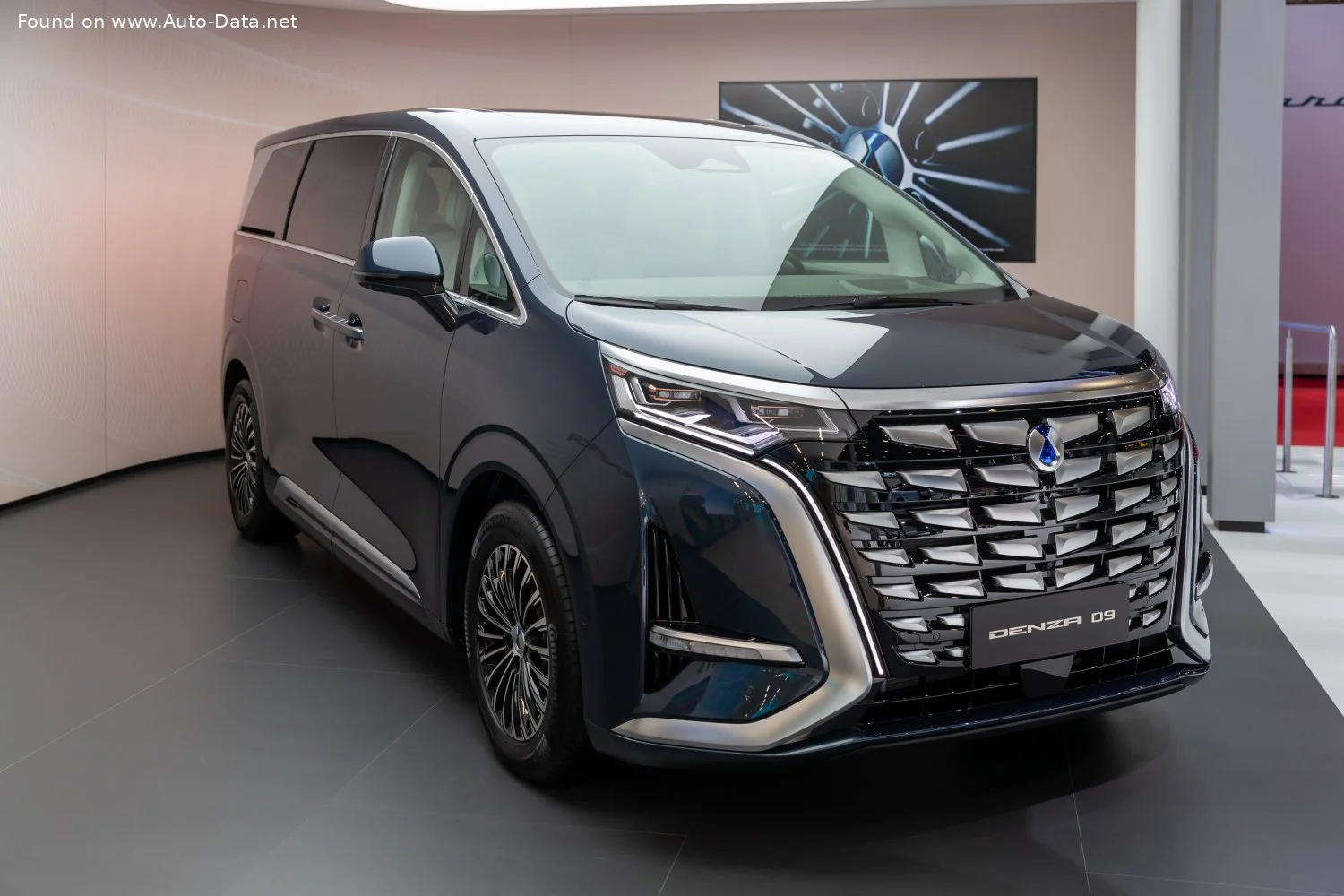 Denza D9 DM-i 1.5Ti 20 kWh (300 Hp) Plug-in Hybrid E-CVT2022 - - 1